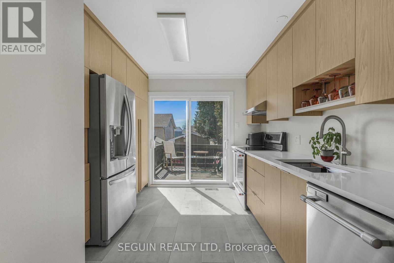 77 RICHARD STREET Image 12