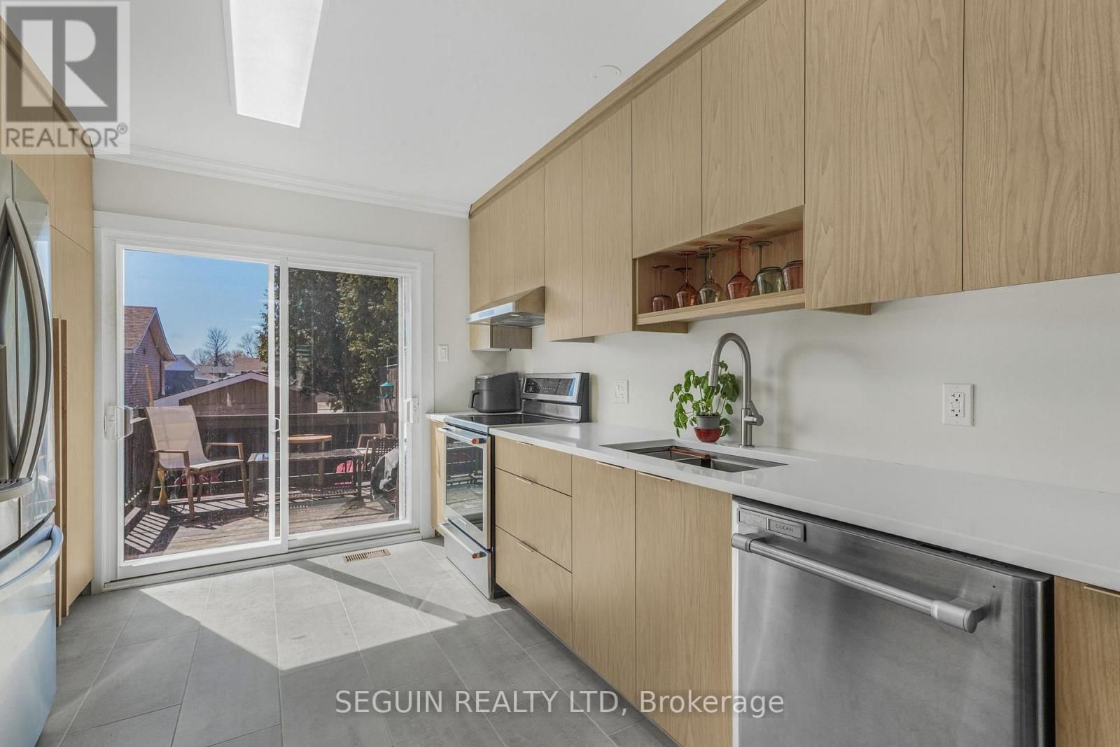 77 RICHARD STREET Image 13