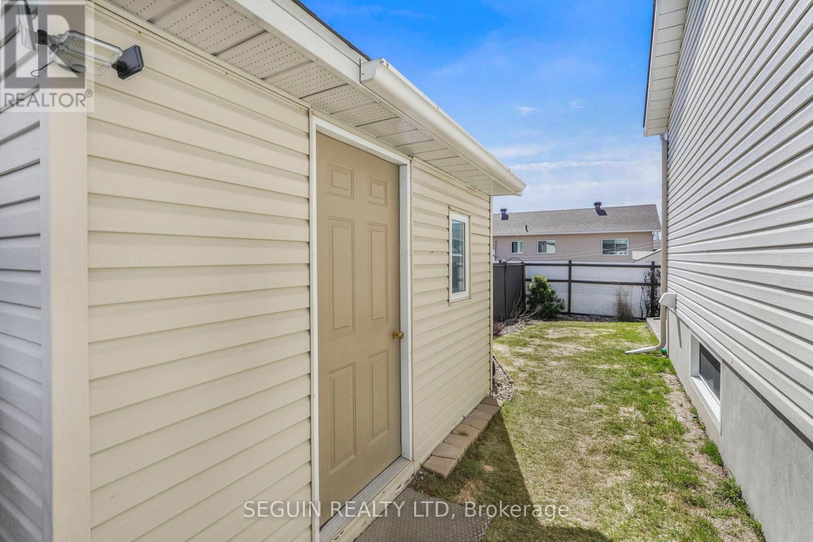 77 RICHARD STREET Image 27