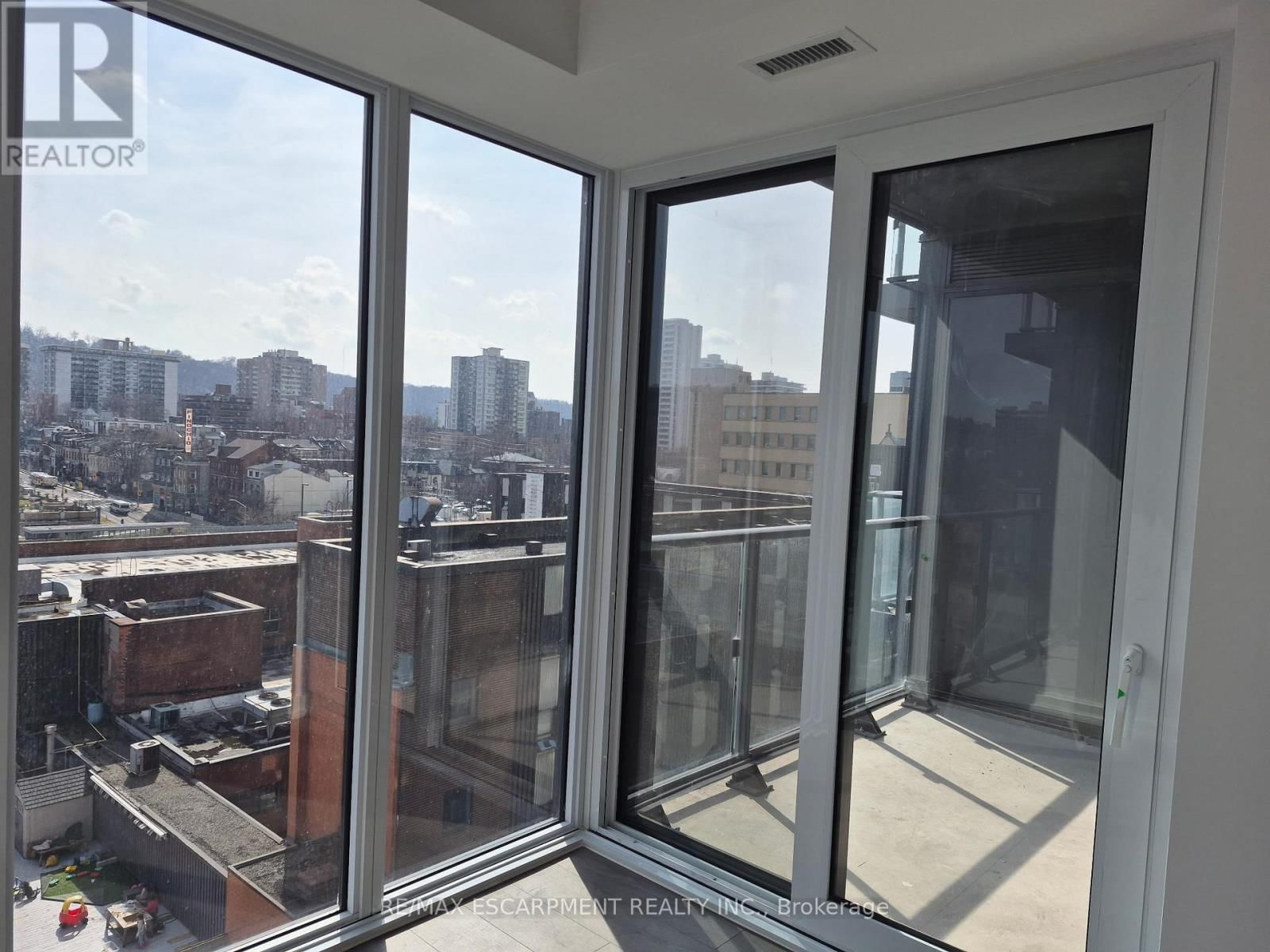 818 - 75 JAMES STREET SOUTH Image 9