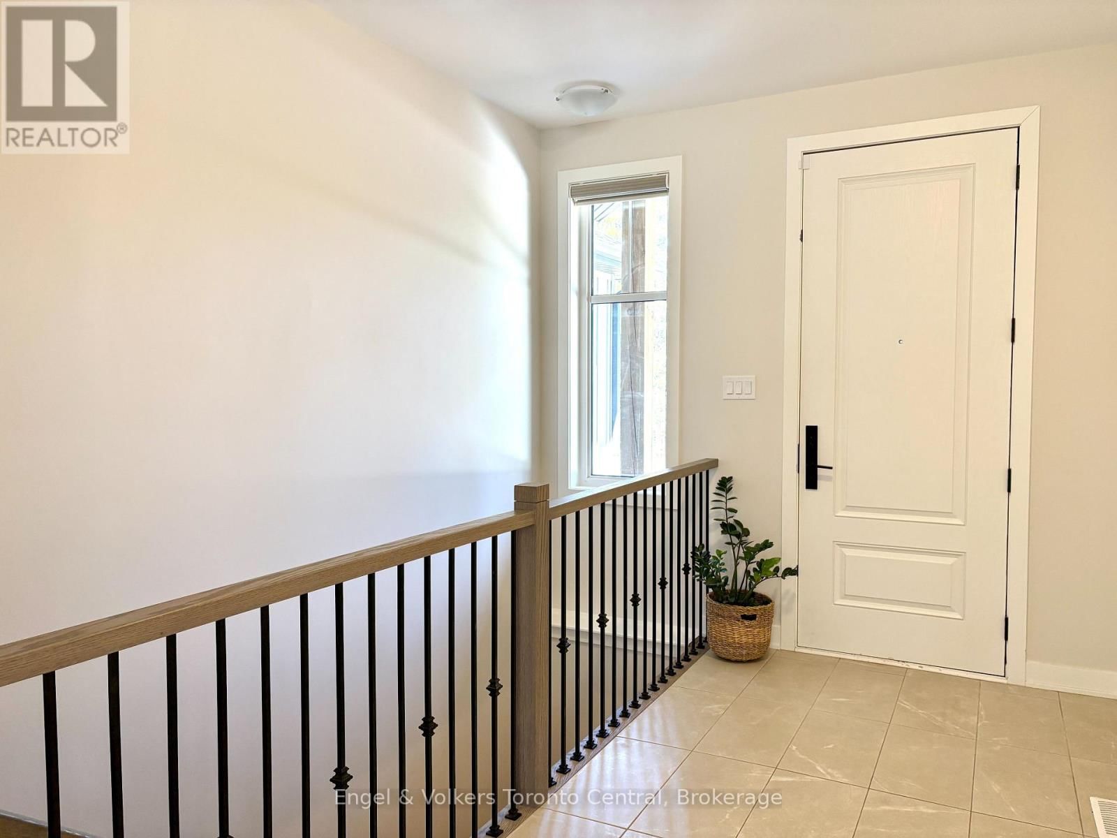 39 - 1050 GREENSVIEW DRIVE Image 2