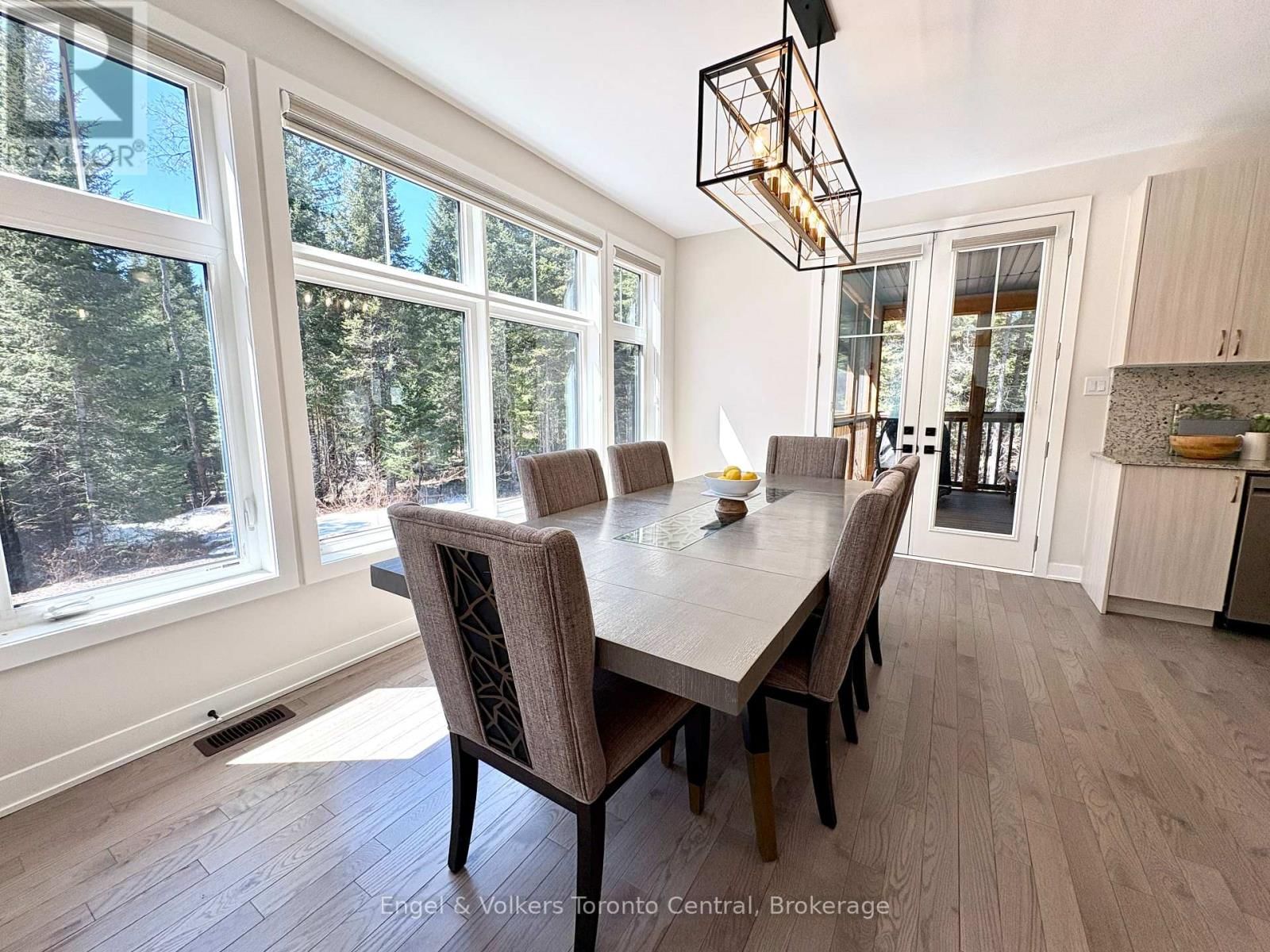 39 - 1050 GREENSVIEW DRIVE Image 5