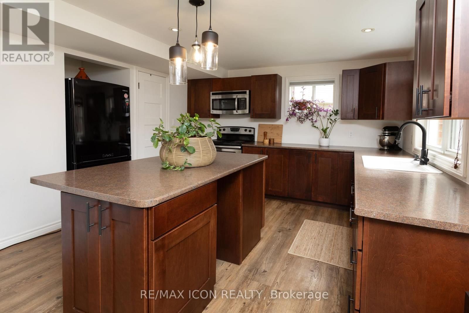 103 GLAZEBROOK CRESCENT Image 24