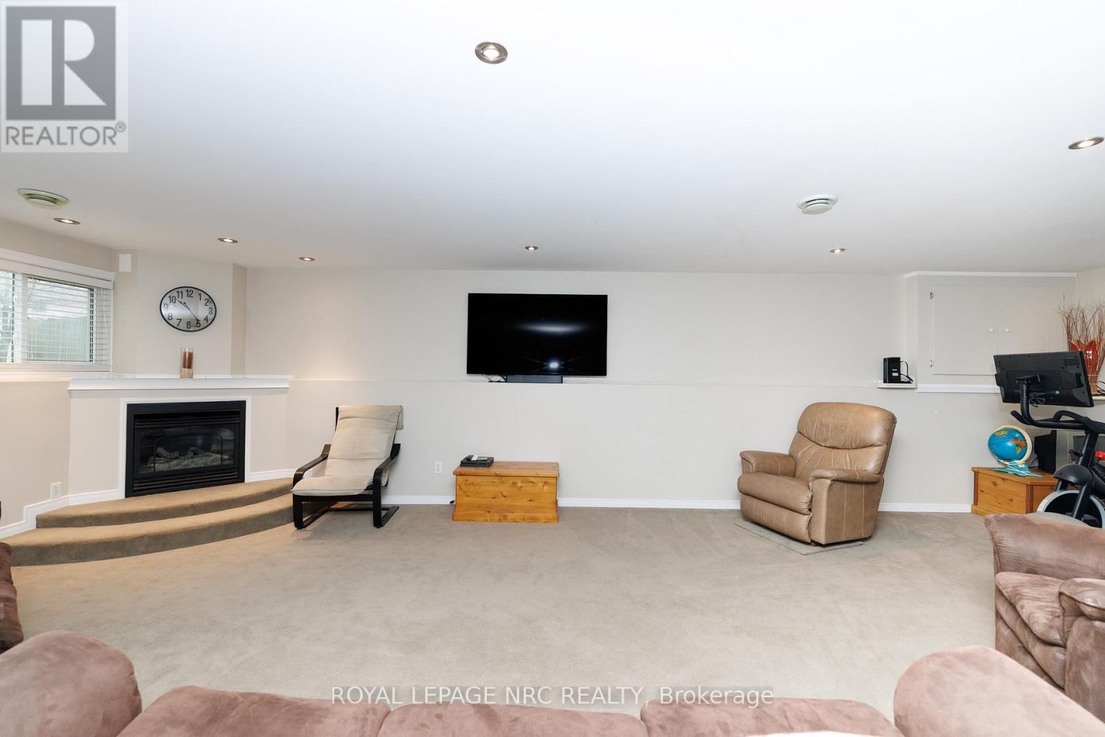 2343 JESSIE CRESCENT Image 32