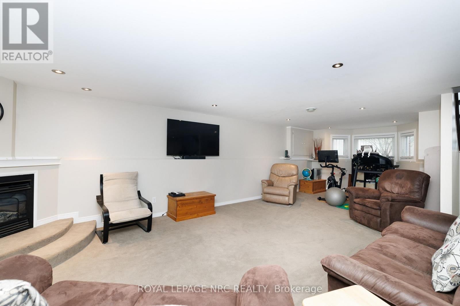 2343 JESSIE CRESCENT Image 33