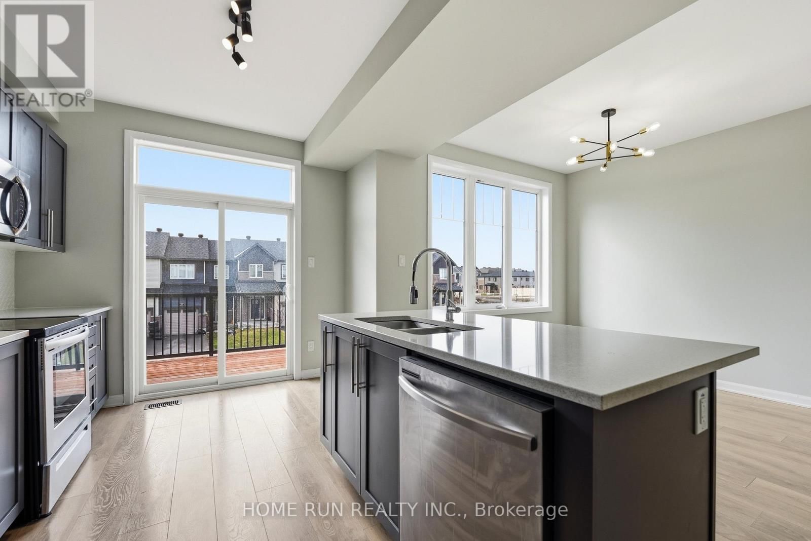 60 TEELIN CIRCLE Image 18