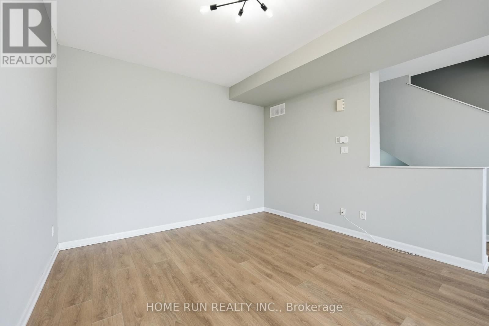 60 TEELIN CIRCLE Image 8