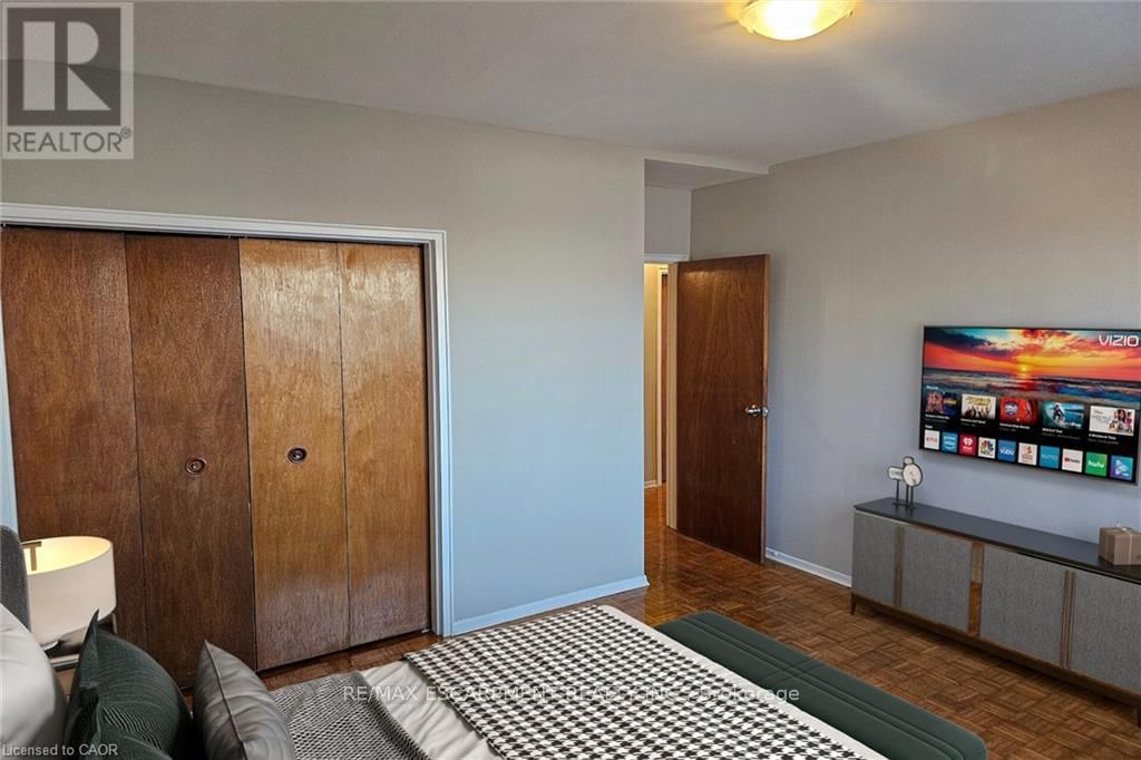 B2 - 2205 KING STREET EAST Image 8