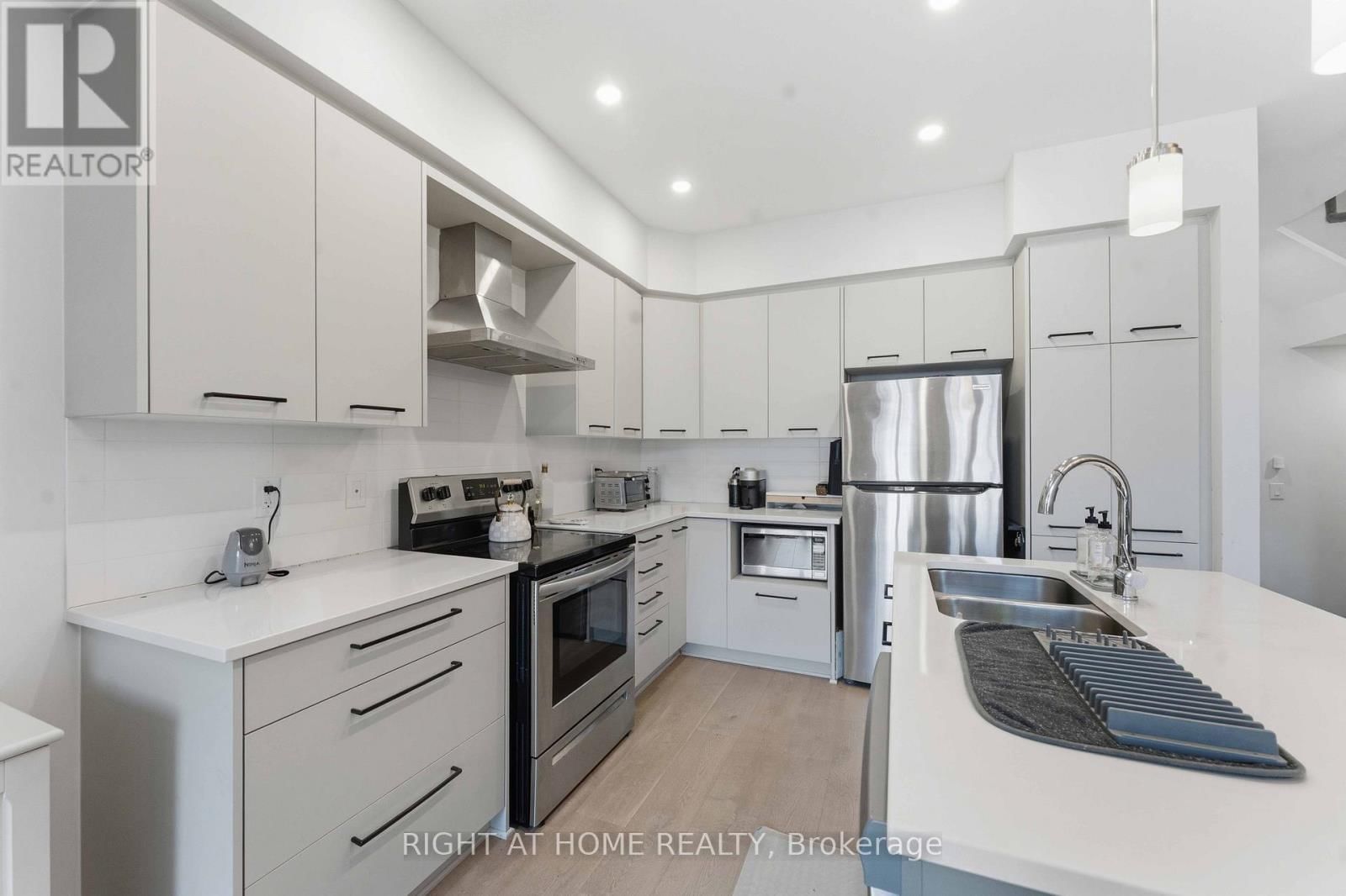 695 CAPRICORN CIRCLE Image 12