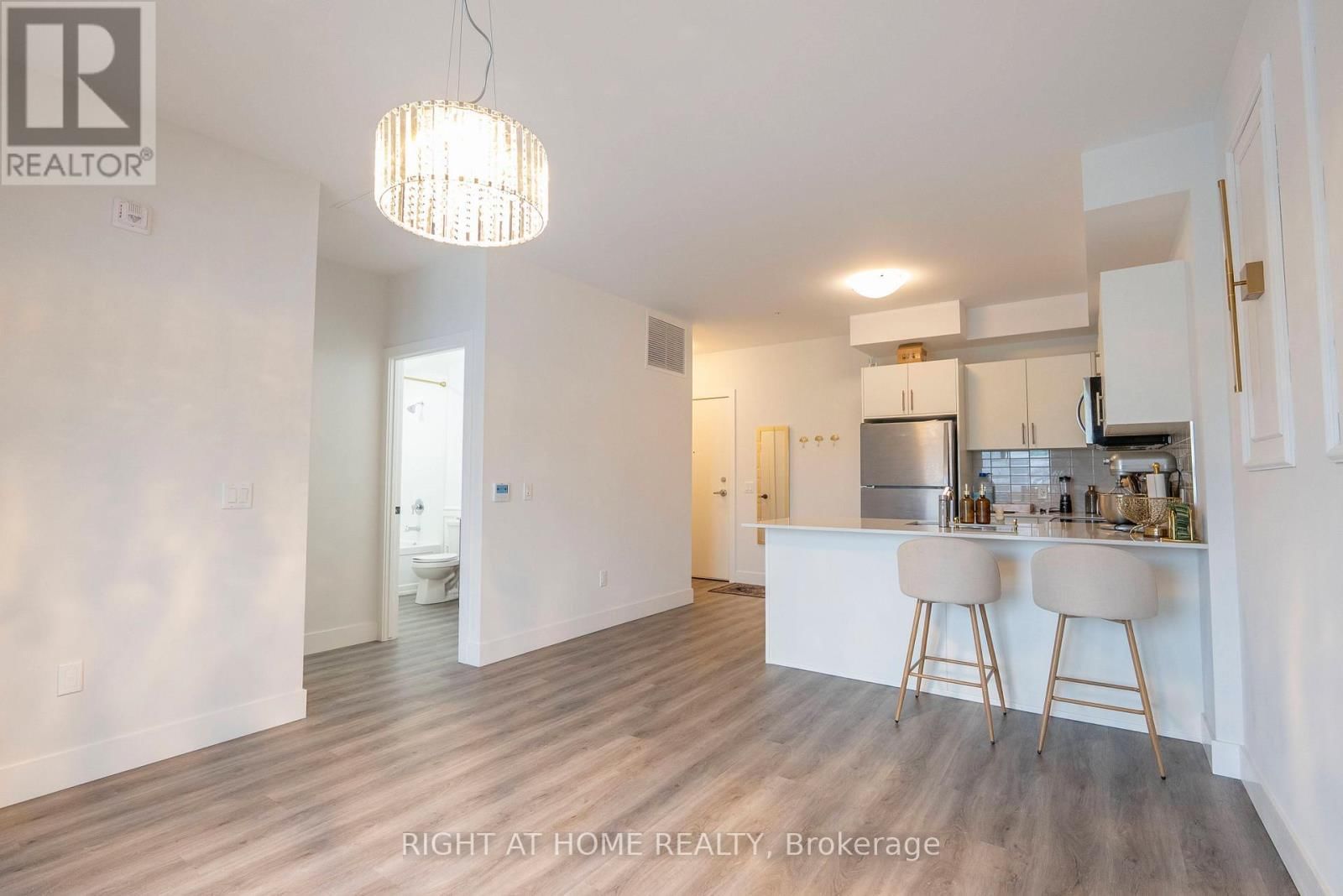 302 - 1000 LACKNER PLACE PLACE EAST Image 1