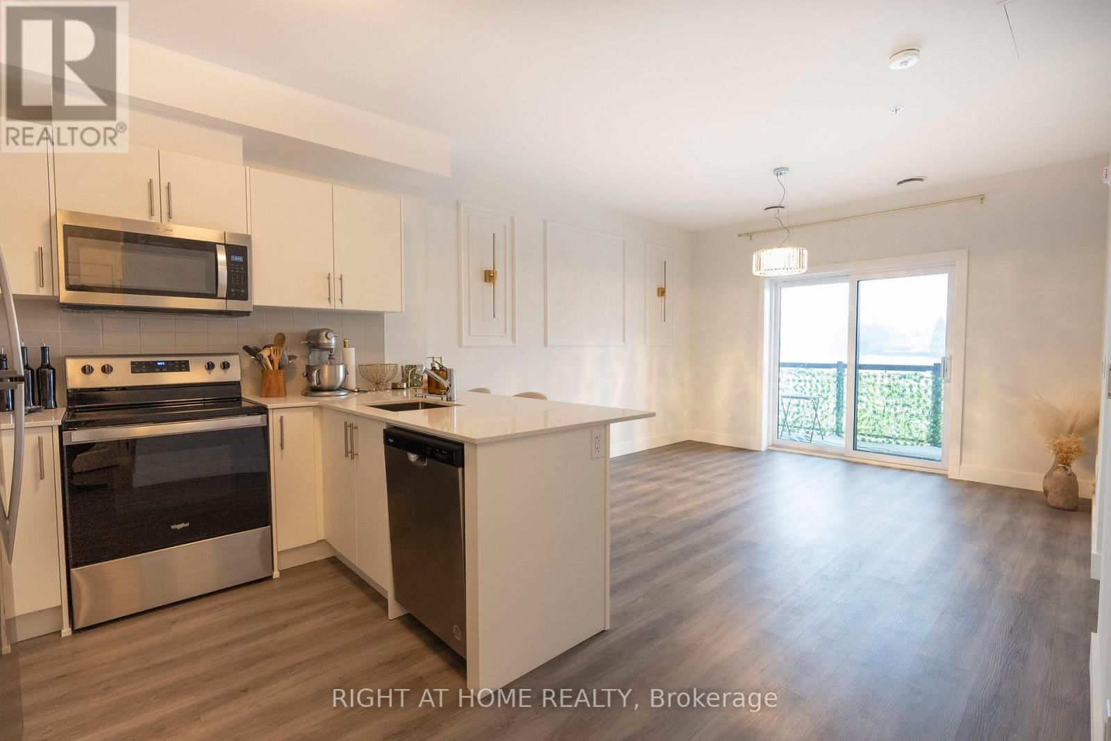 302 - 1000 LACKNER PLACE PLACE EAST Image 3