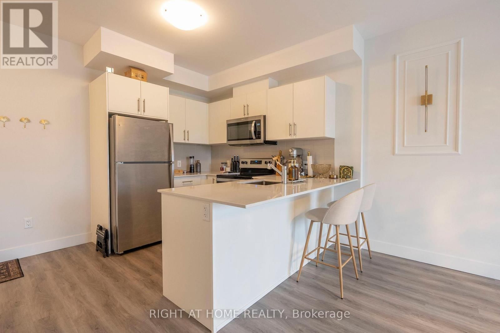 302 - 1000 LACKNER PLACE PLACE EAST Image 4