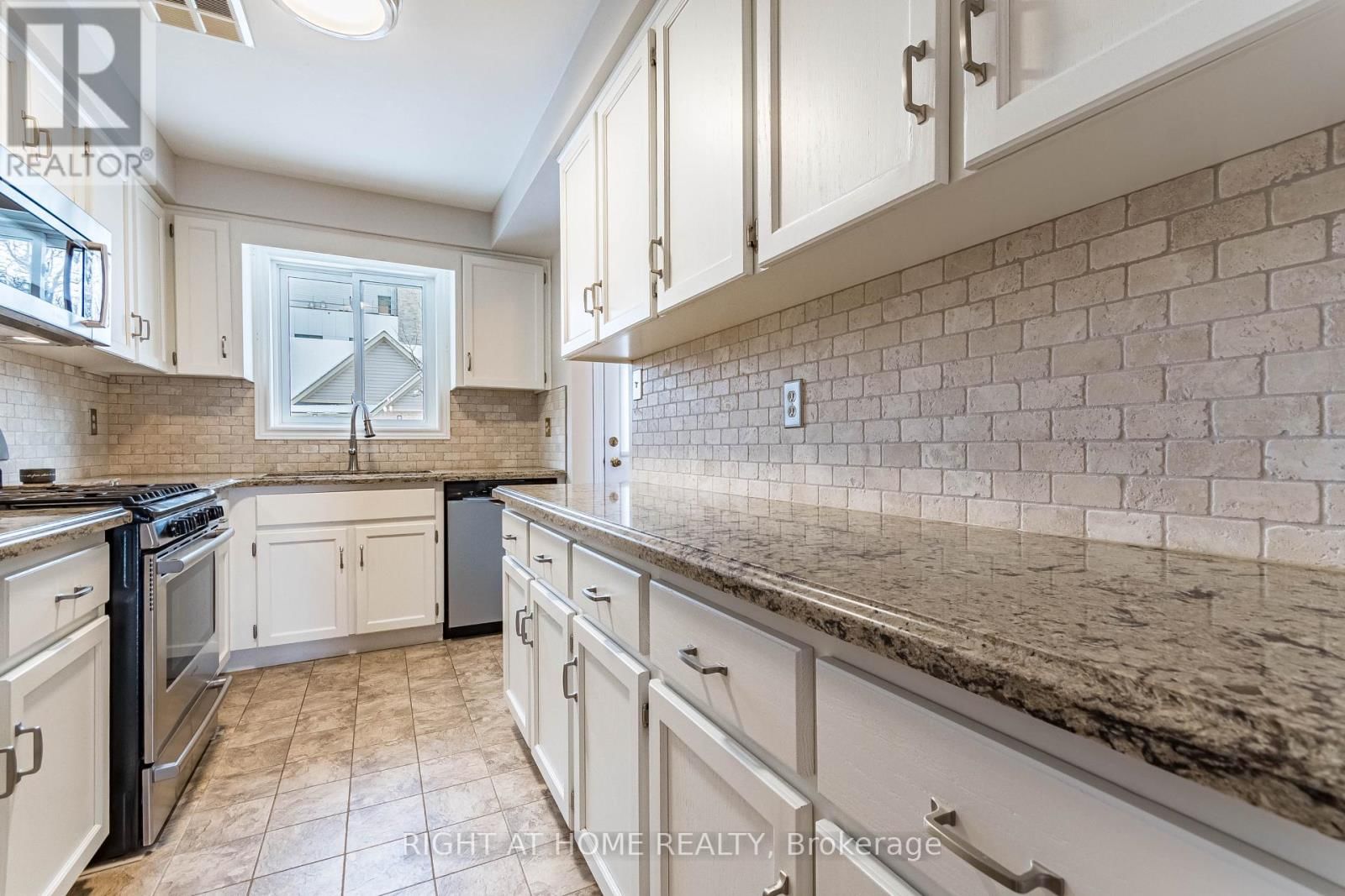 7 - 165 MAIN STREET EAST Image 13