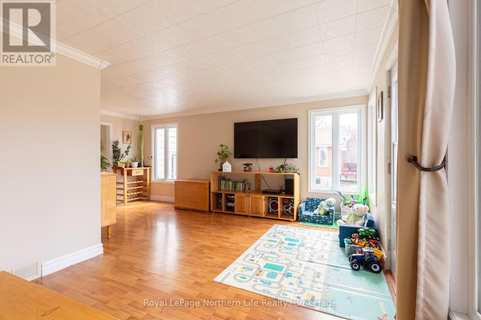 306 SPETZ AVENUE Image 10