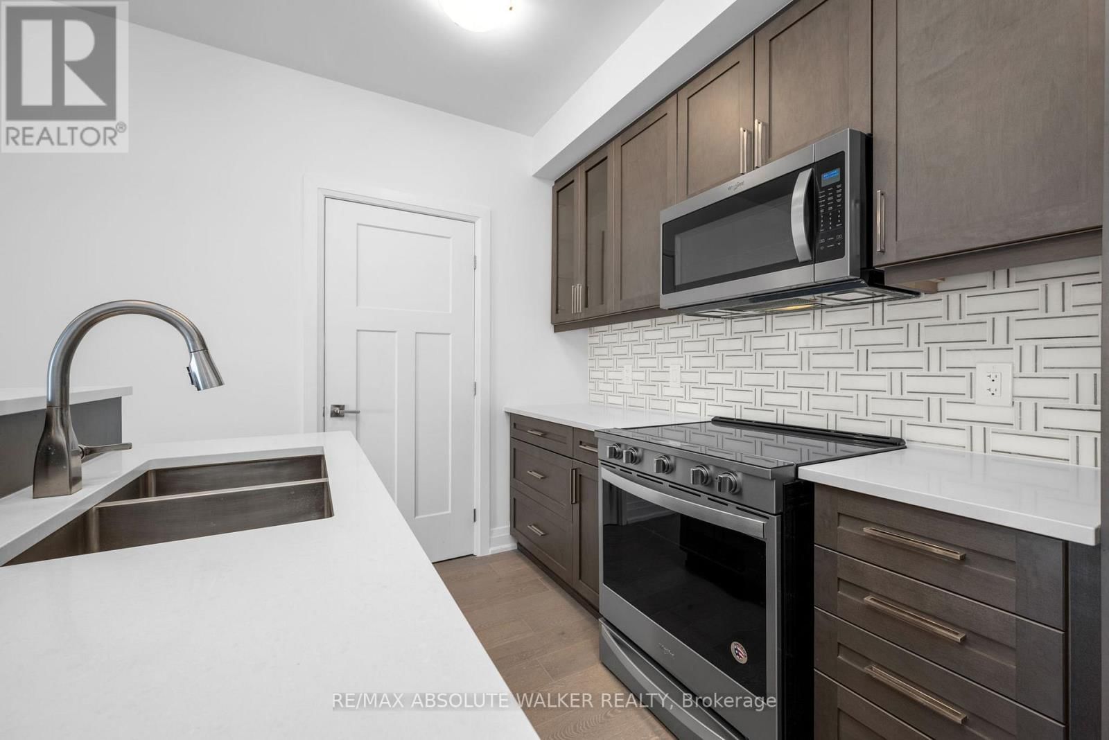 E - 10 JAGUAR PRIVATE Image 10