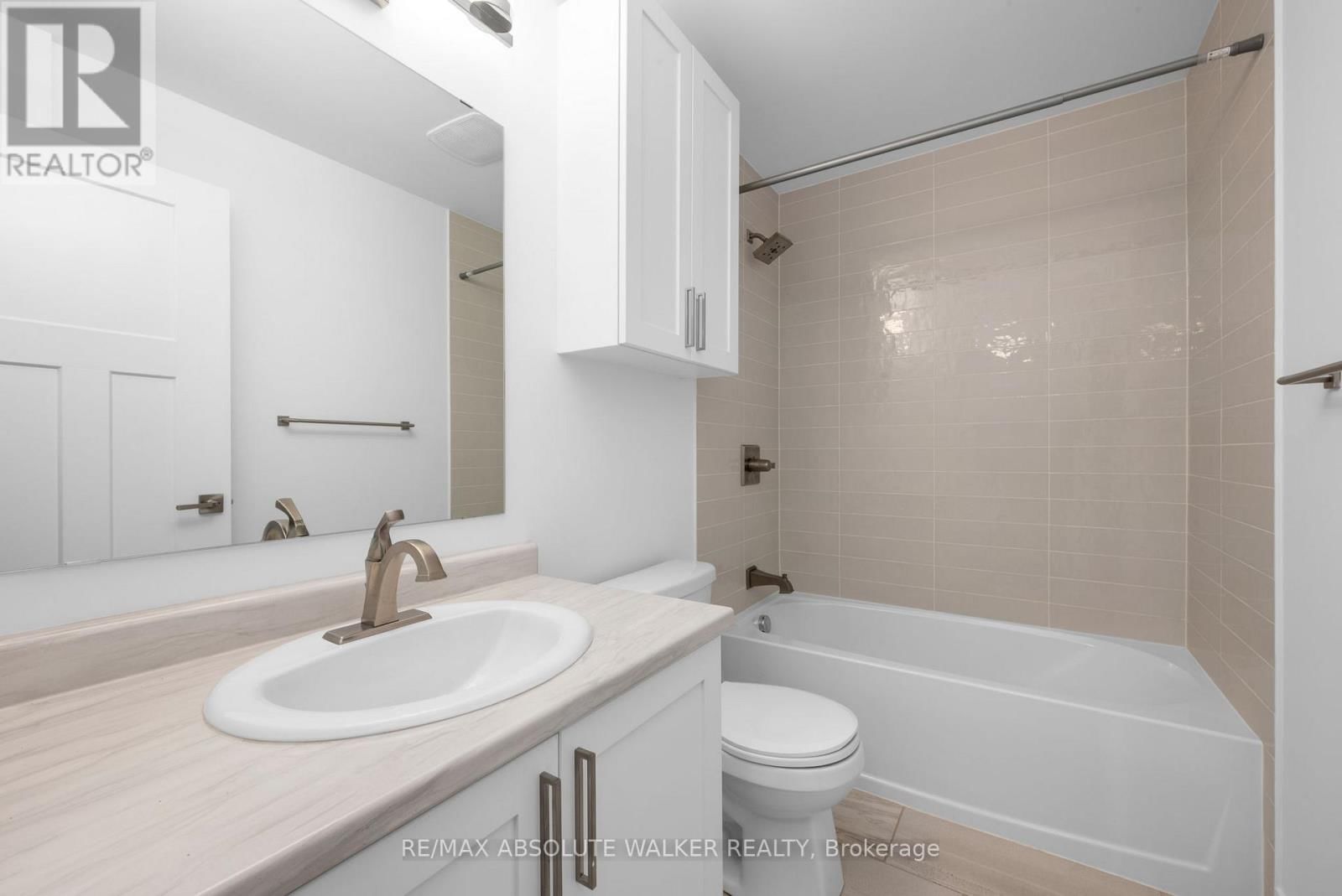 E - 10 JAGUAR PRIVATE Image 17