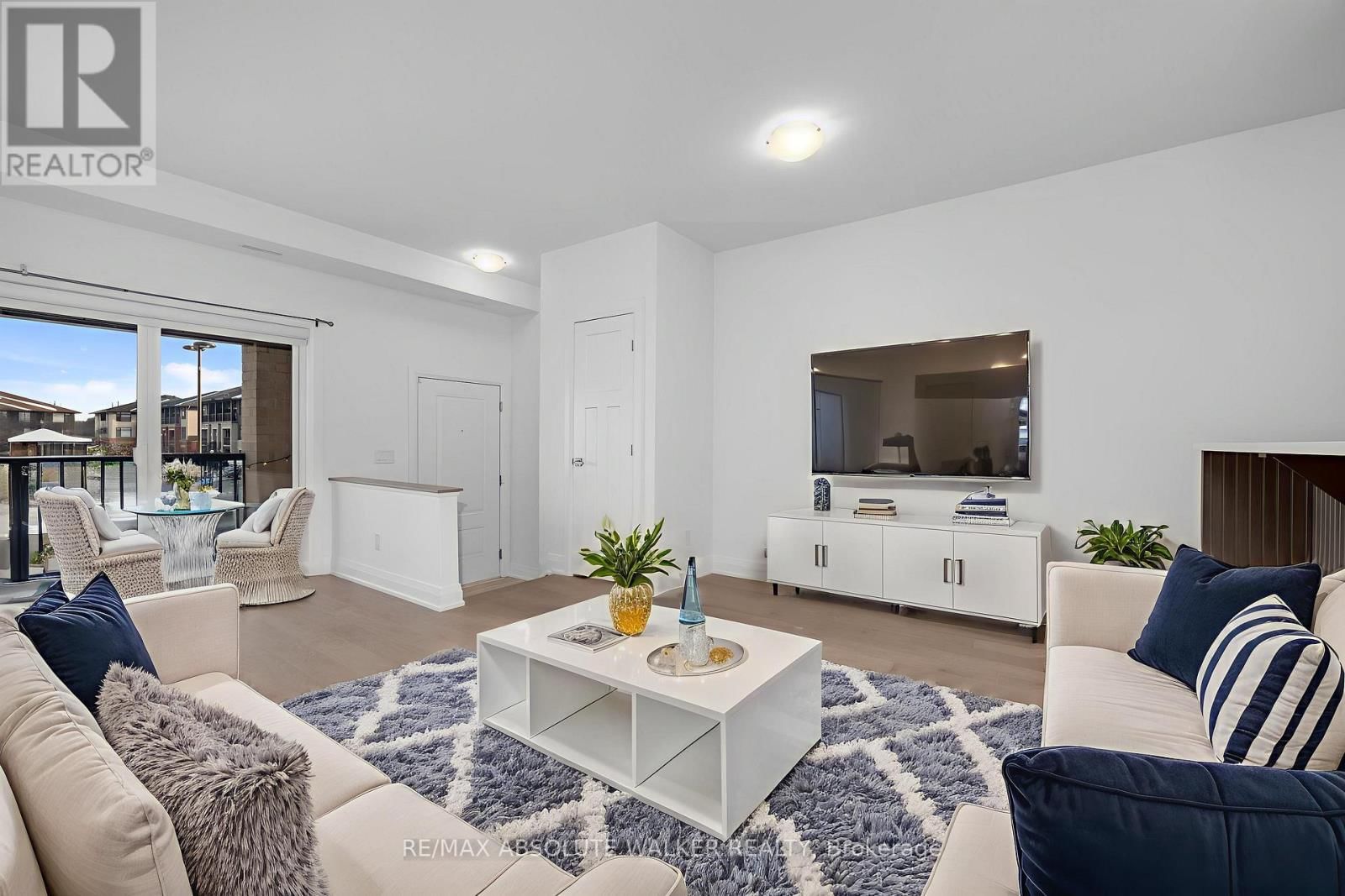 E - 10 JAGUAR PRIVATE Image 3