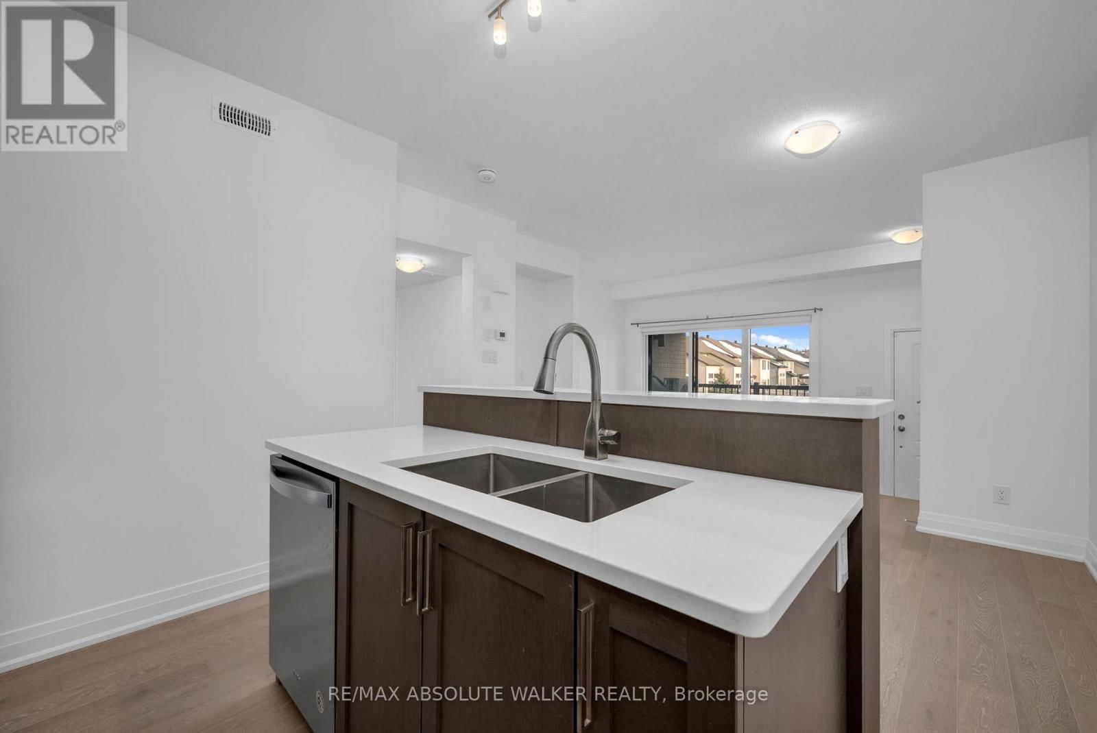 E - 10 JAGUAR PRIVATE Image 8