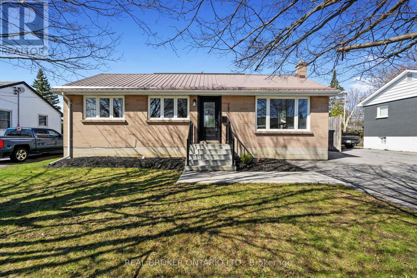 121 GOODFELLOW ROAD EAST Image 1