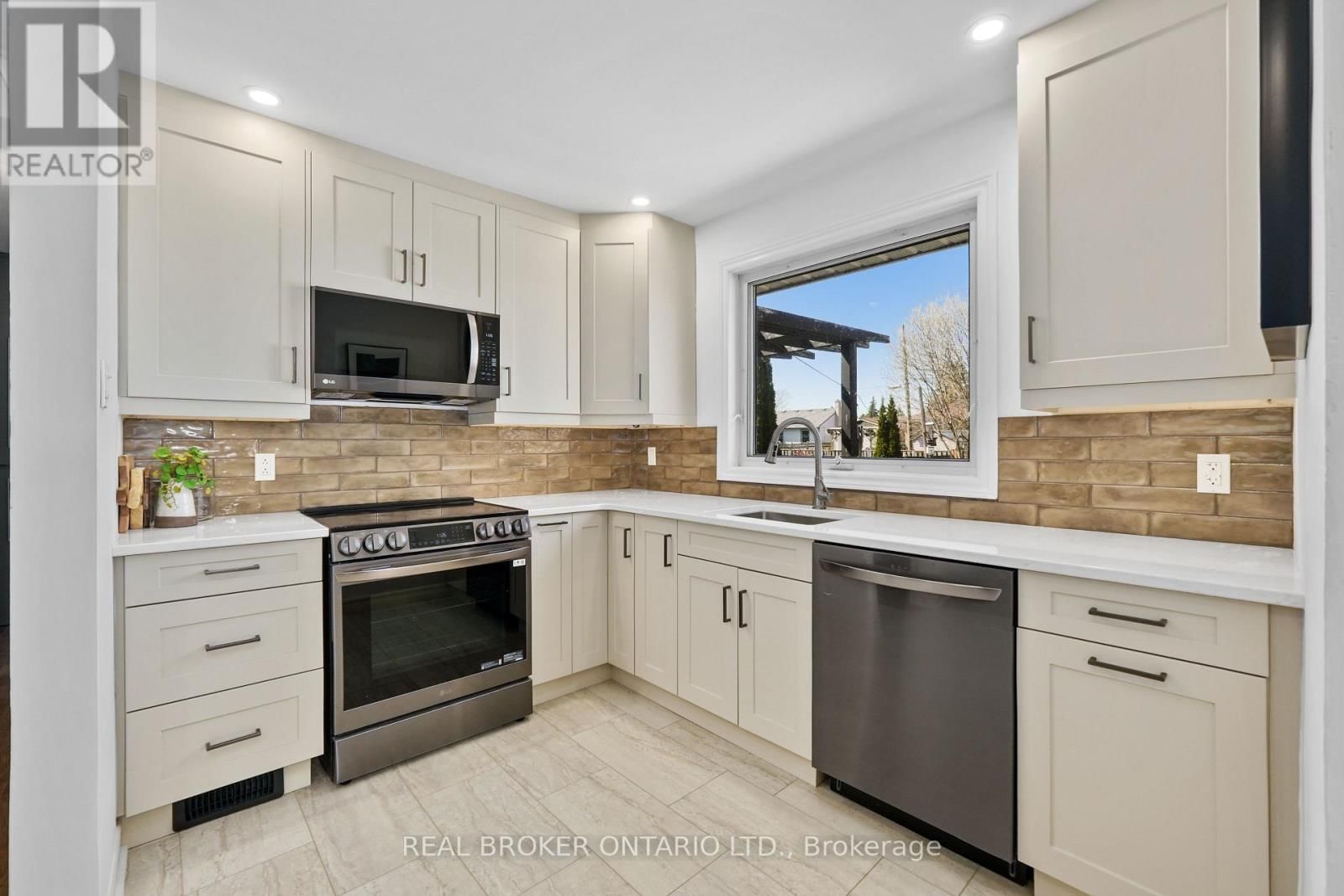 121 GOODFELLOW ROAD EAST Image 12