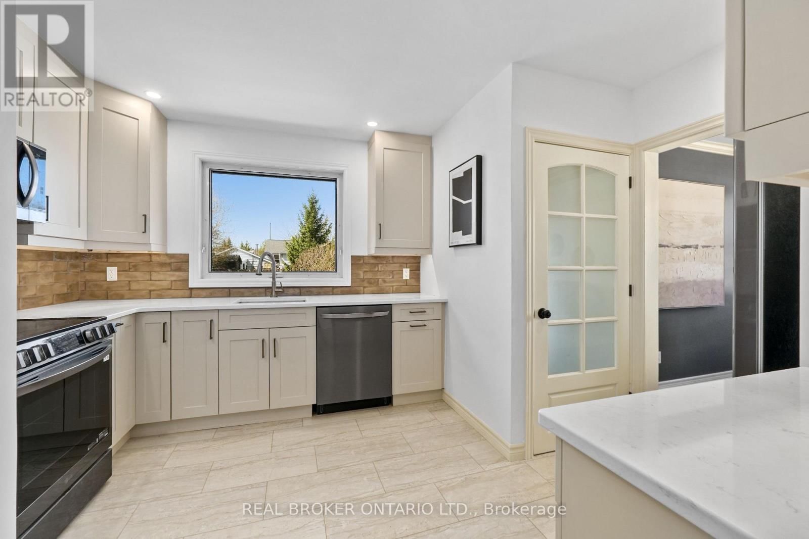 121 GOODFELLOW ROAD EAST Image 13