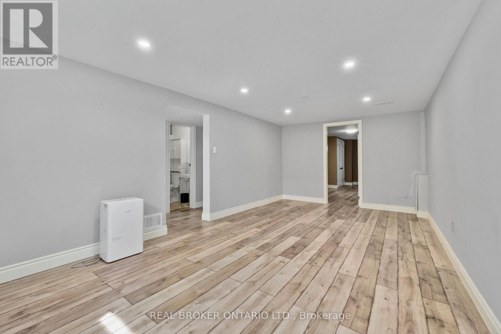 121 GOODFELLOW ROAD EAST Image 25