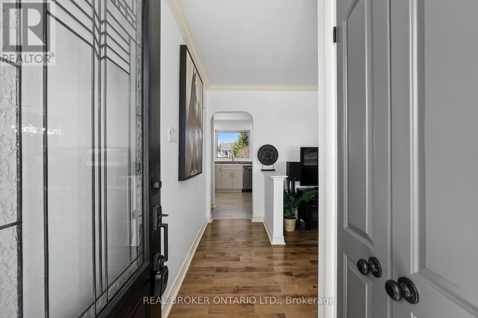 121 GOODFELLOW ROAD EAST Image 3