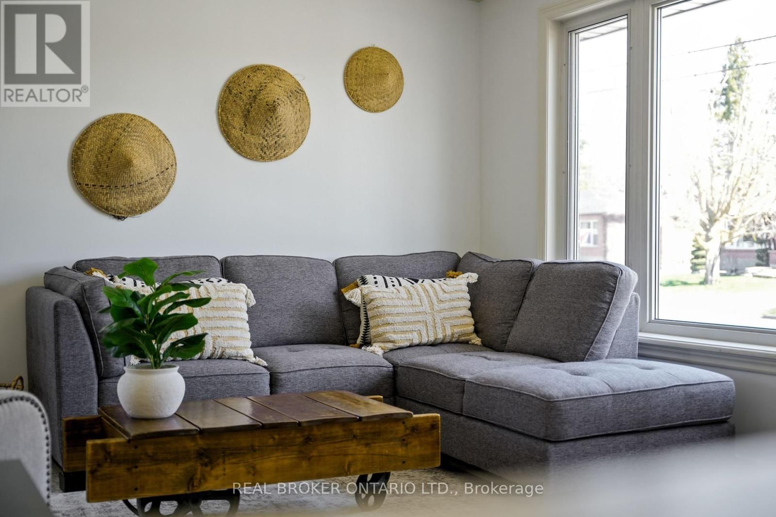 121 GOODFELLOW ROAD EAST Image 7