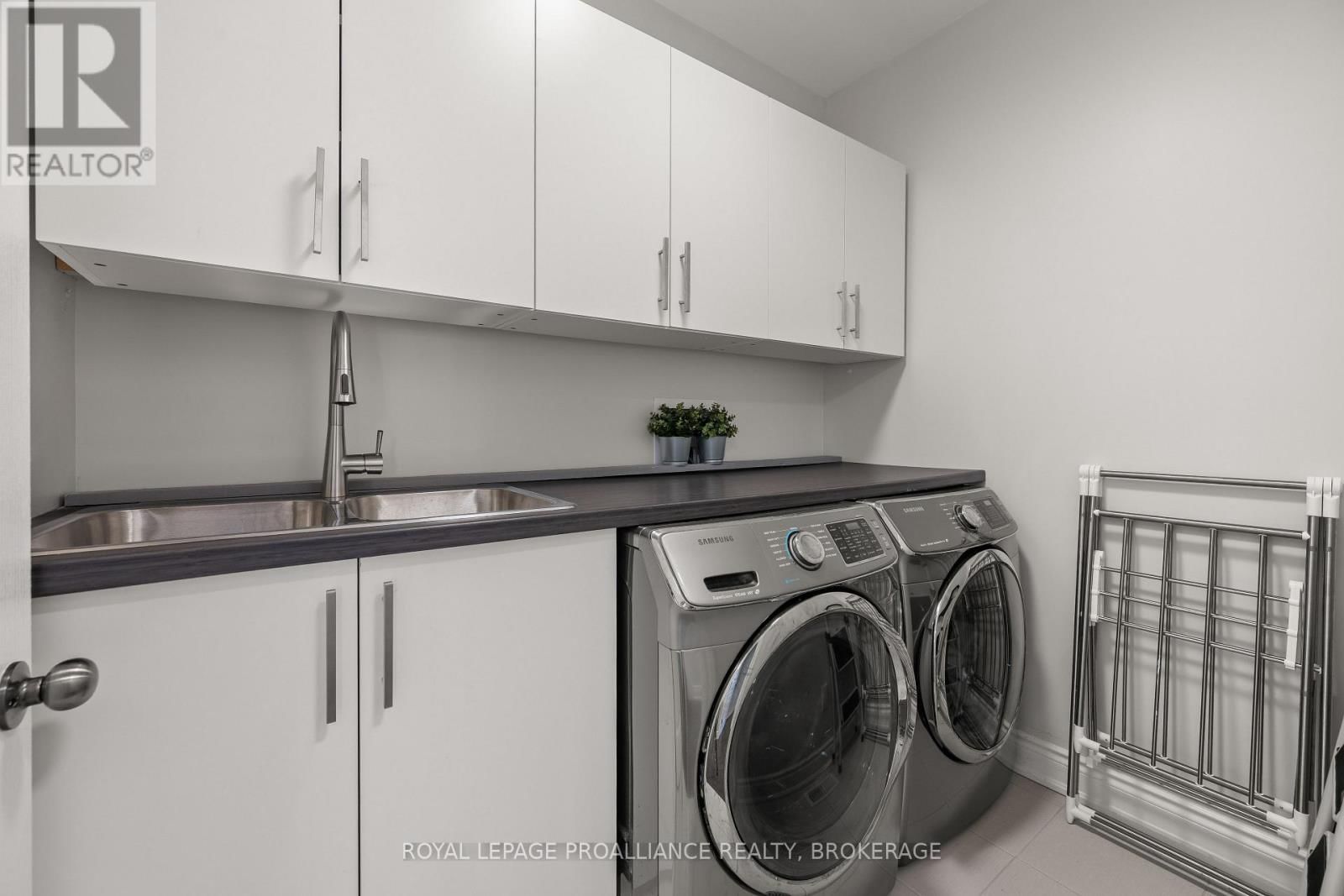 1567 ALBANY DRIVE Image 24