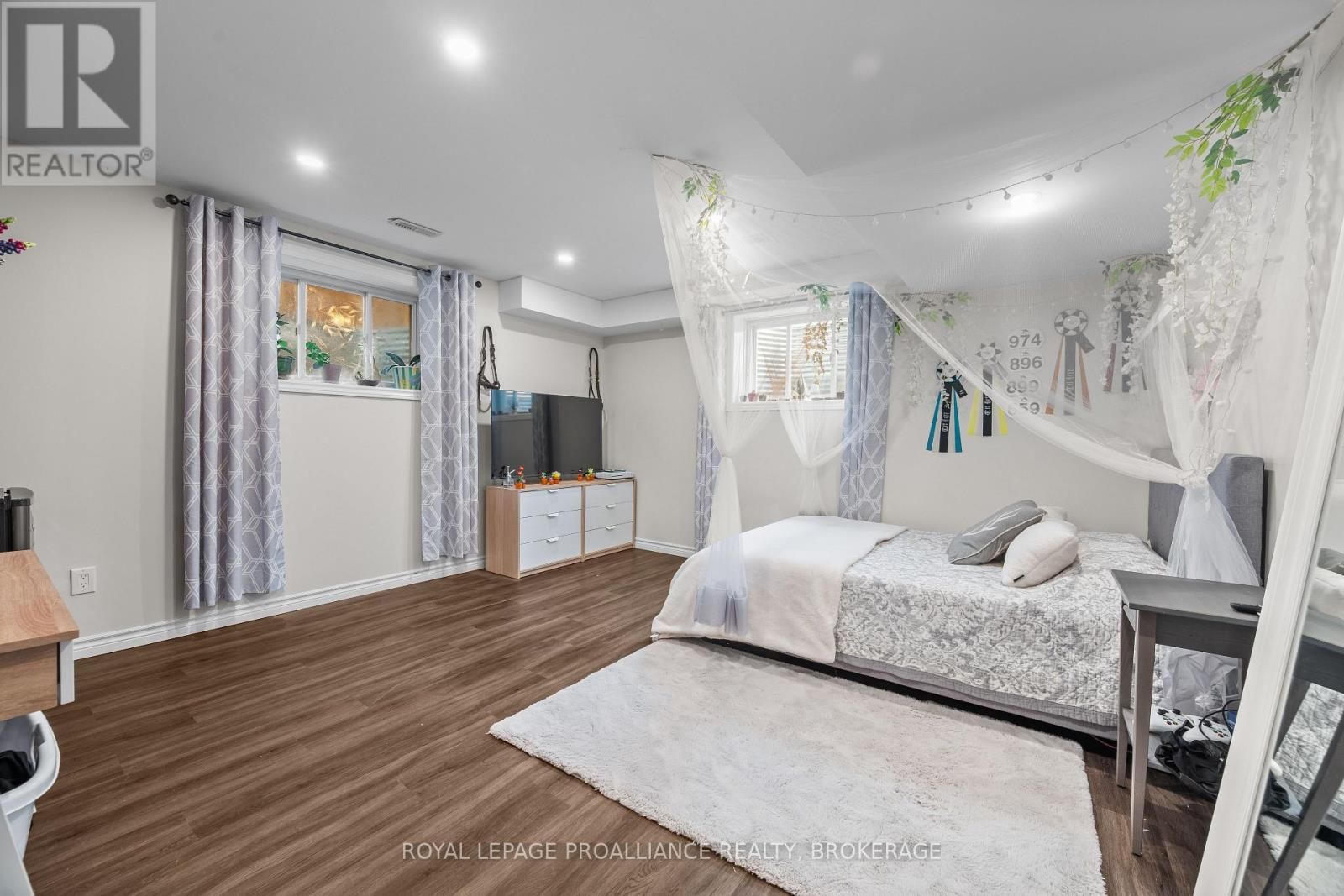 1567 ALBANY DRIVE Image 34