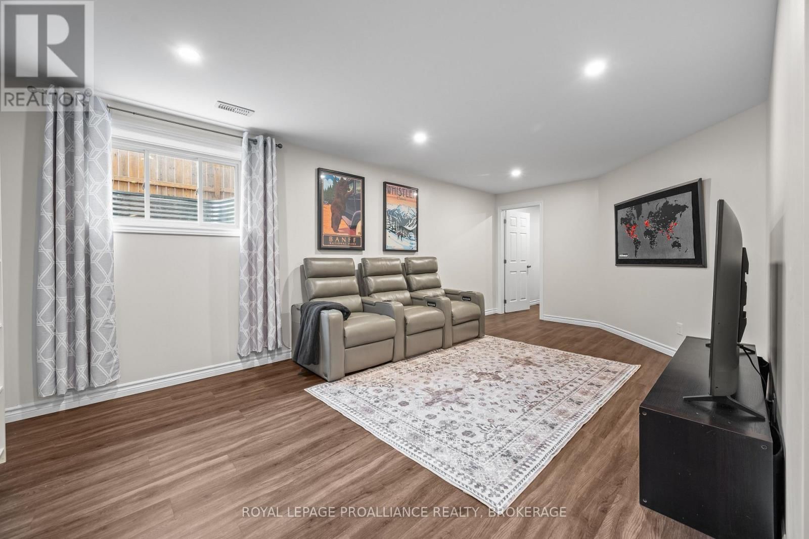 1567 ALBANY DRIVE Image 36