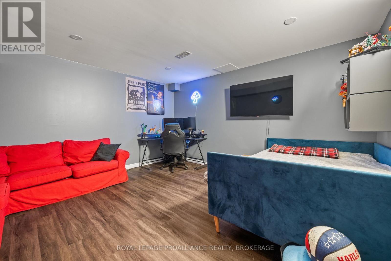 1567 ALBANY DRIVE Image 38