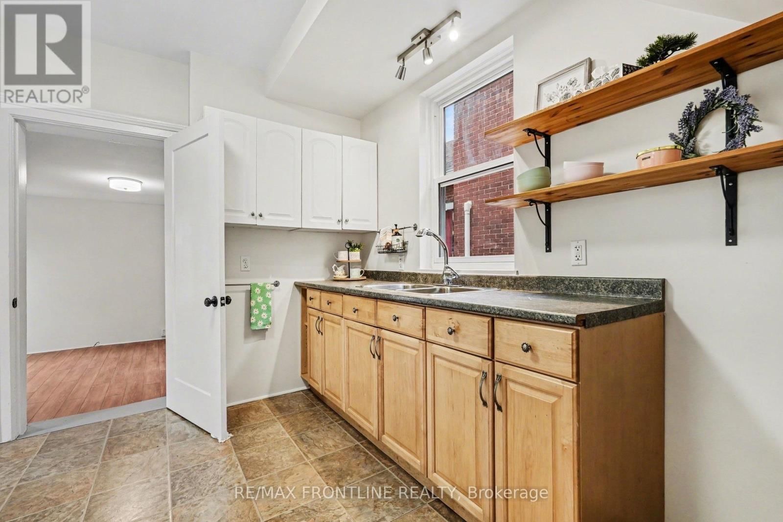 101 PETER STREET Image 16