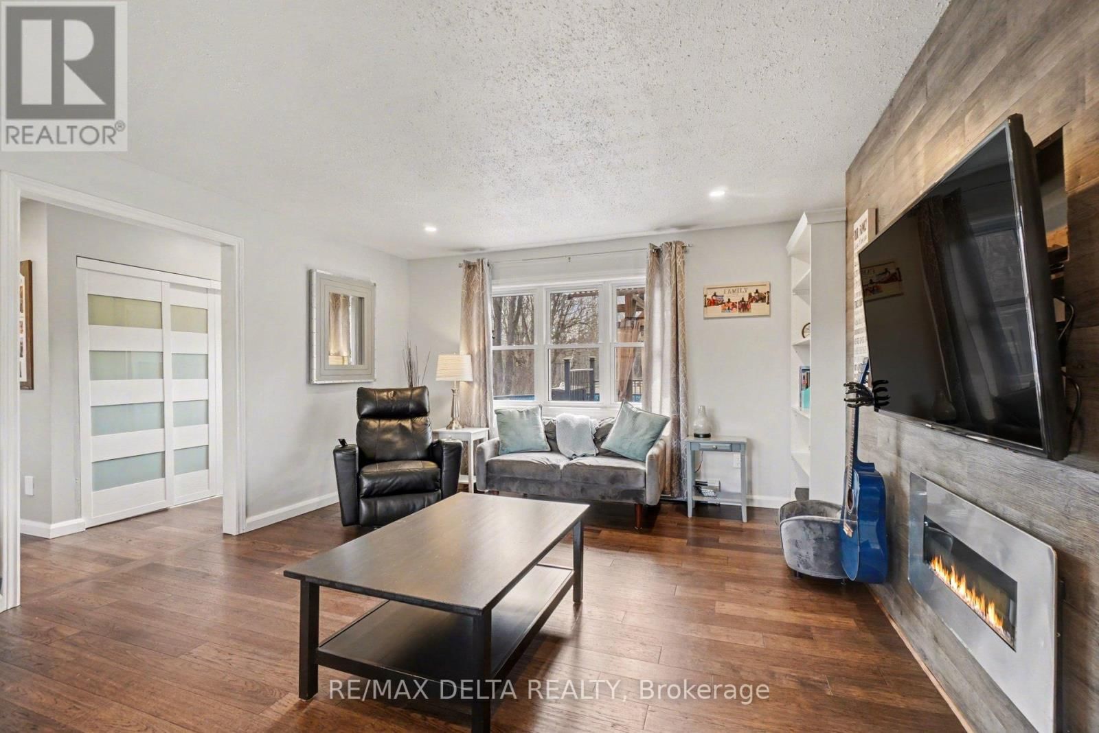 2021 DES PINS STREET Image 10