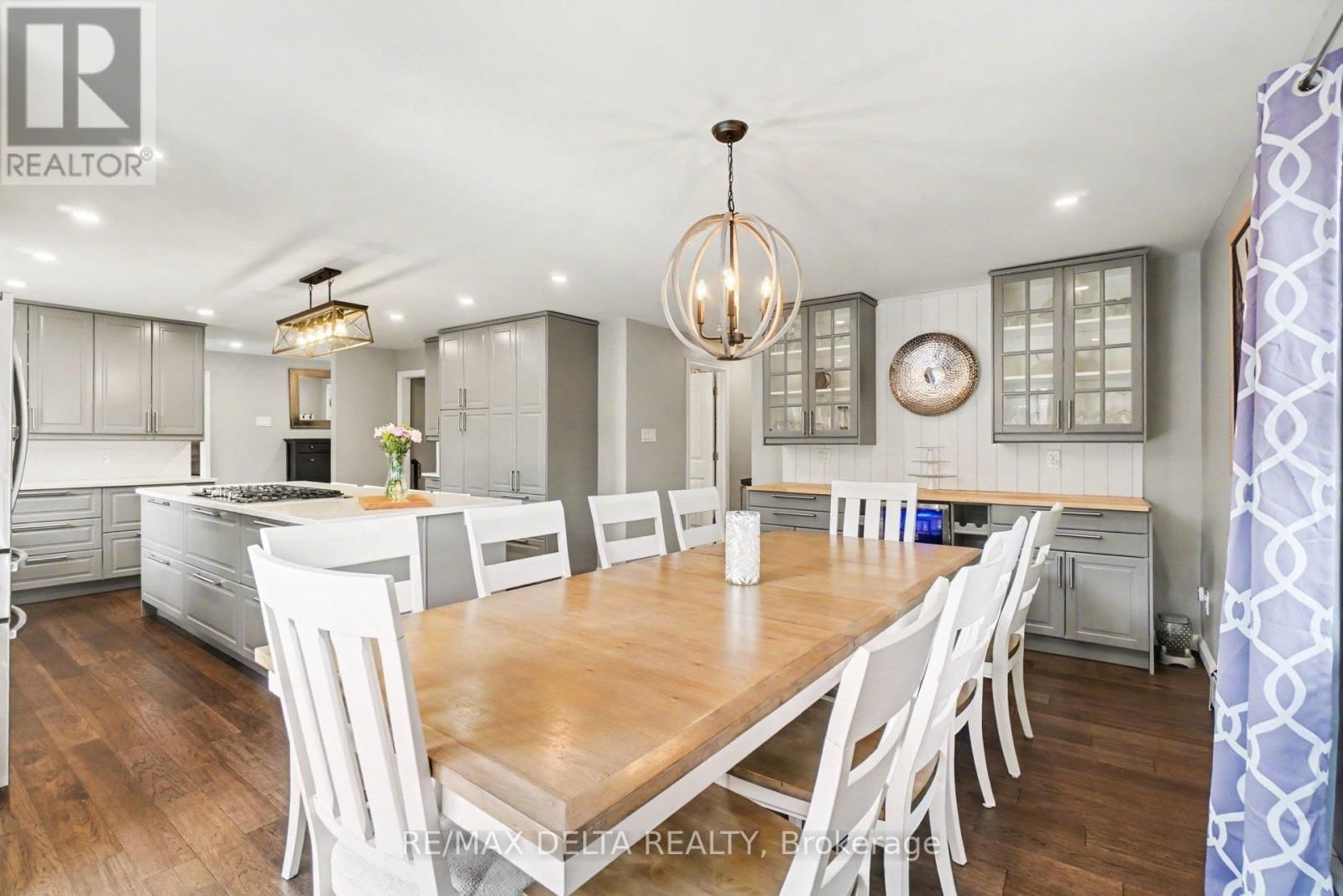 2021 DES PINS STREET Image 13