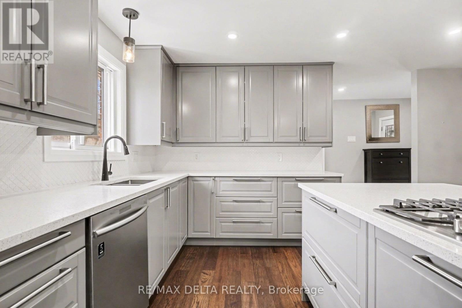 2021 DES PINS STREET Image 14