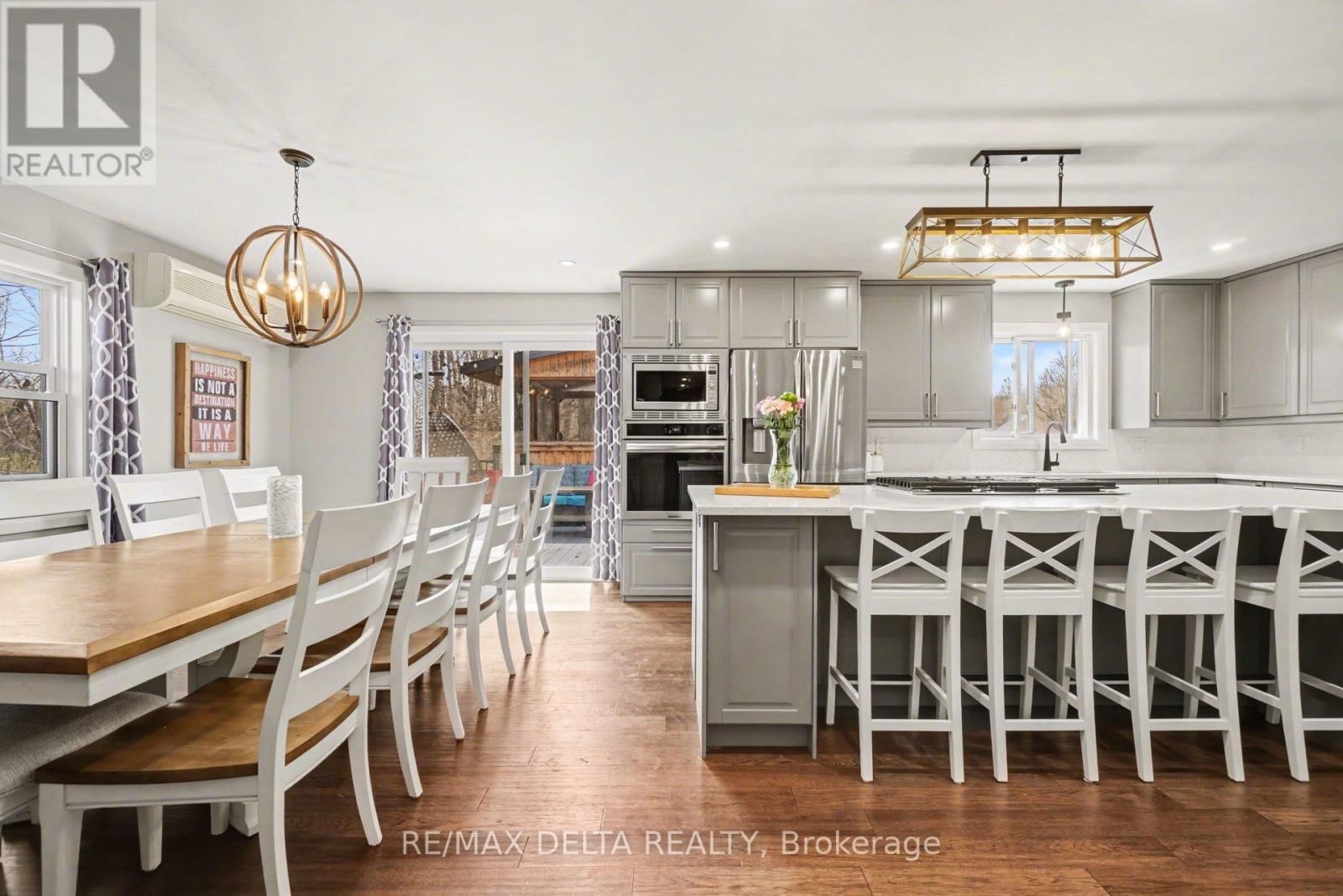 2021 DES PINS STREET Image 16