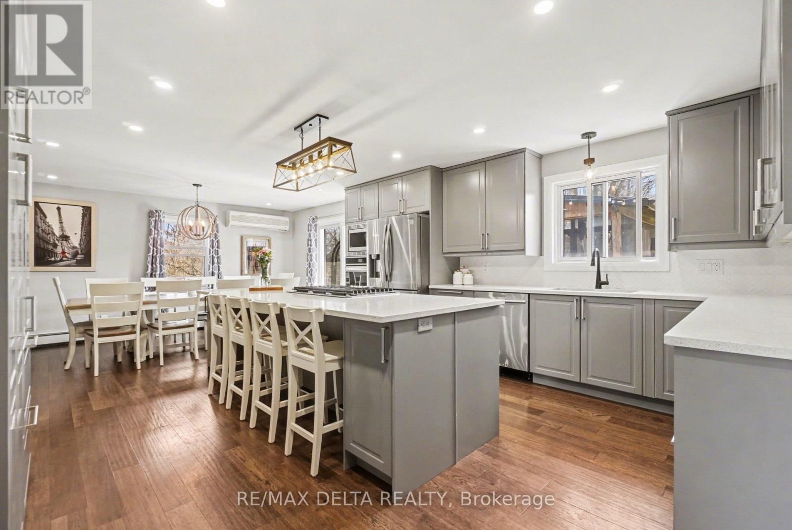 2021 DES PINS STREET Image 17