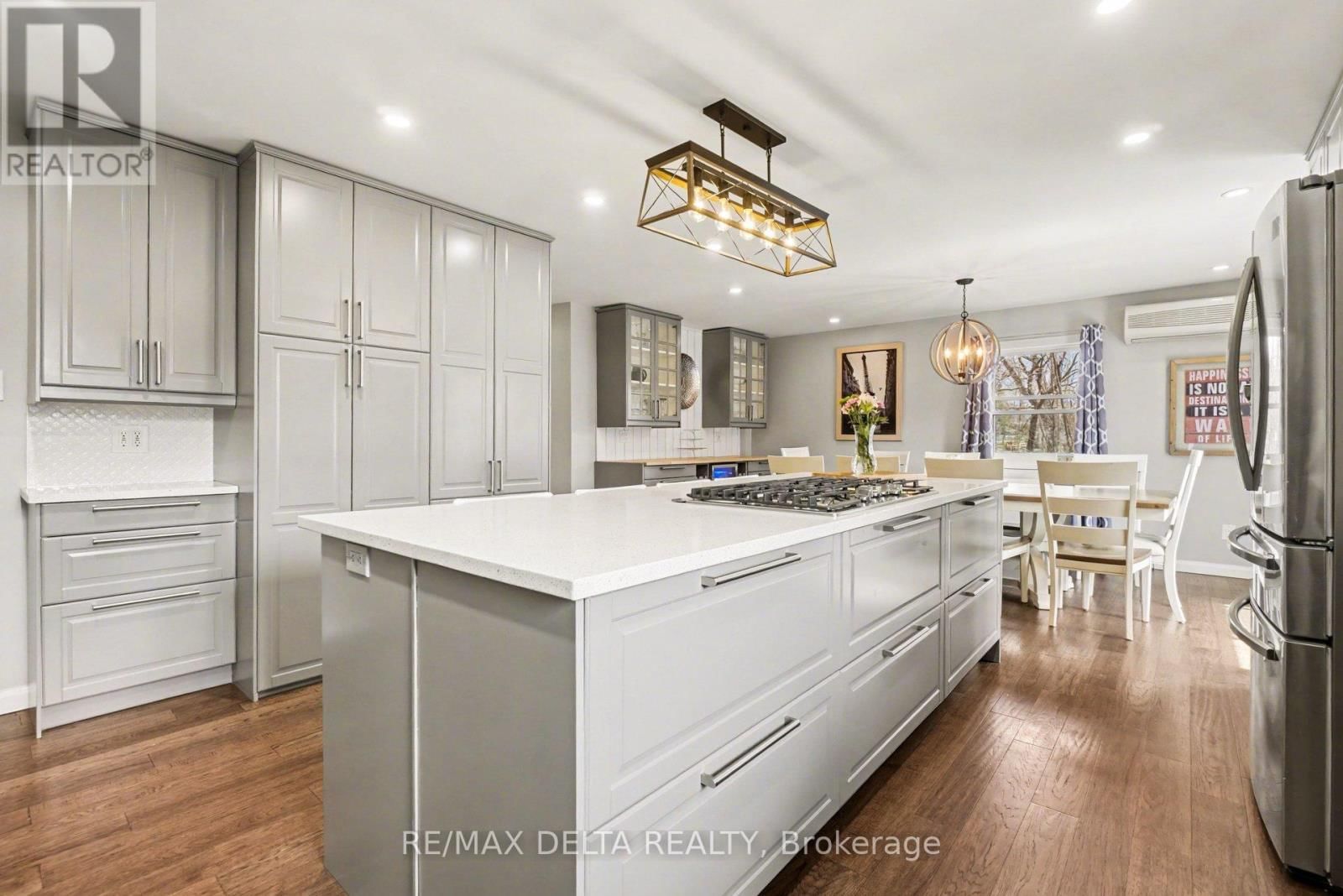 2021 DES PINS STREET Image 19