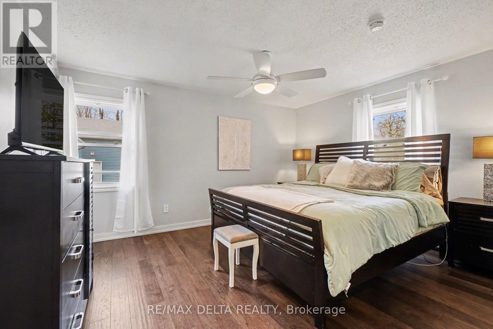 2021 DES PINS STREET Image 27