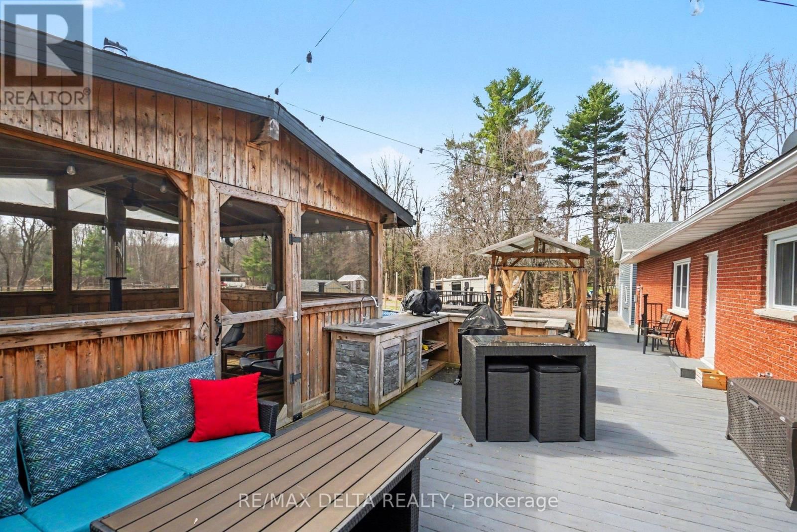 2021 DES PINS STREET Image 42