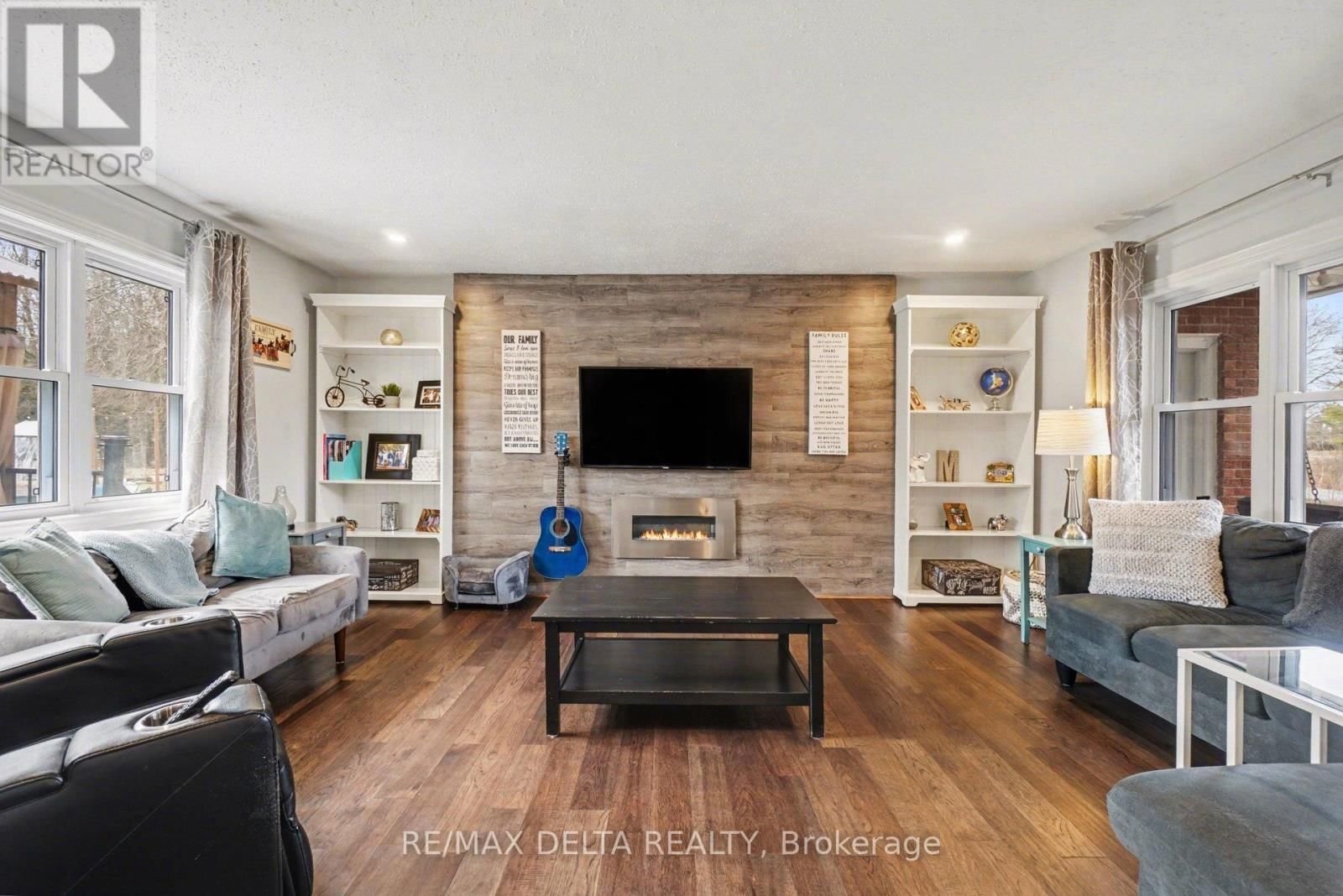 2021 DES PINS STREET Image 9