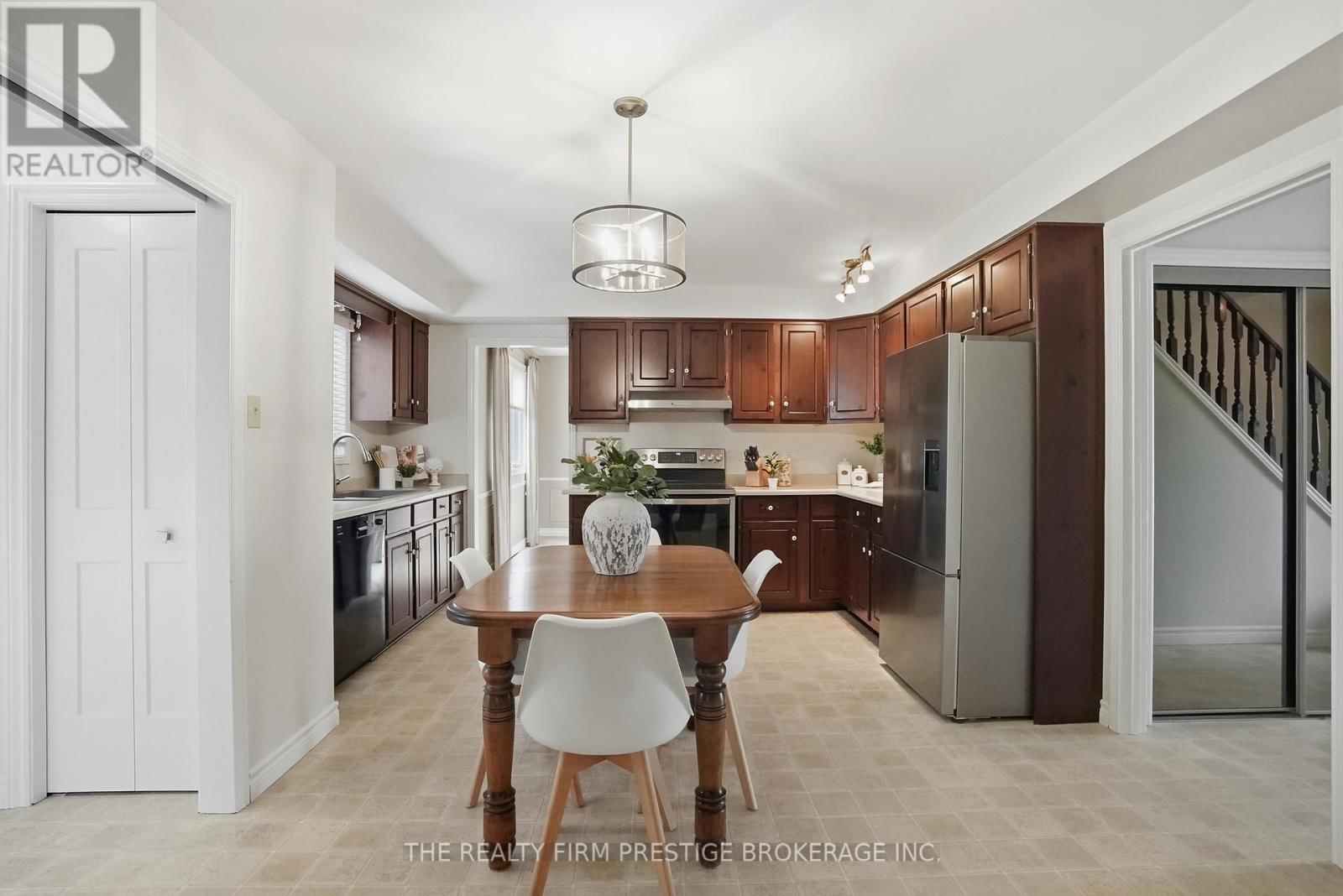 1050 MAHOGANY CRESCENT Image 13