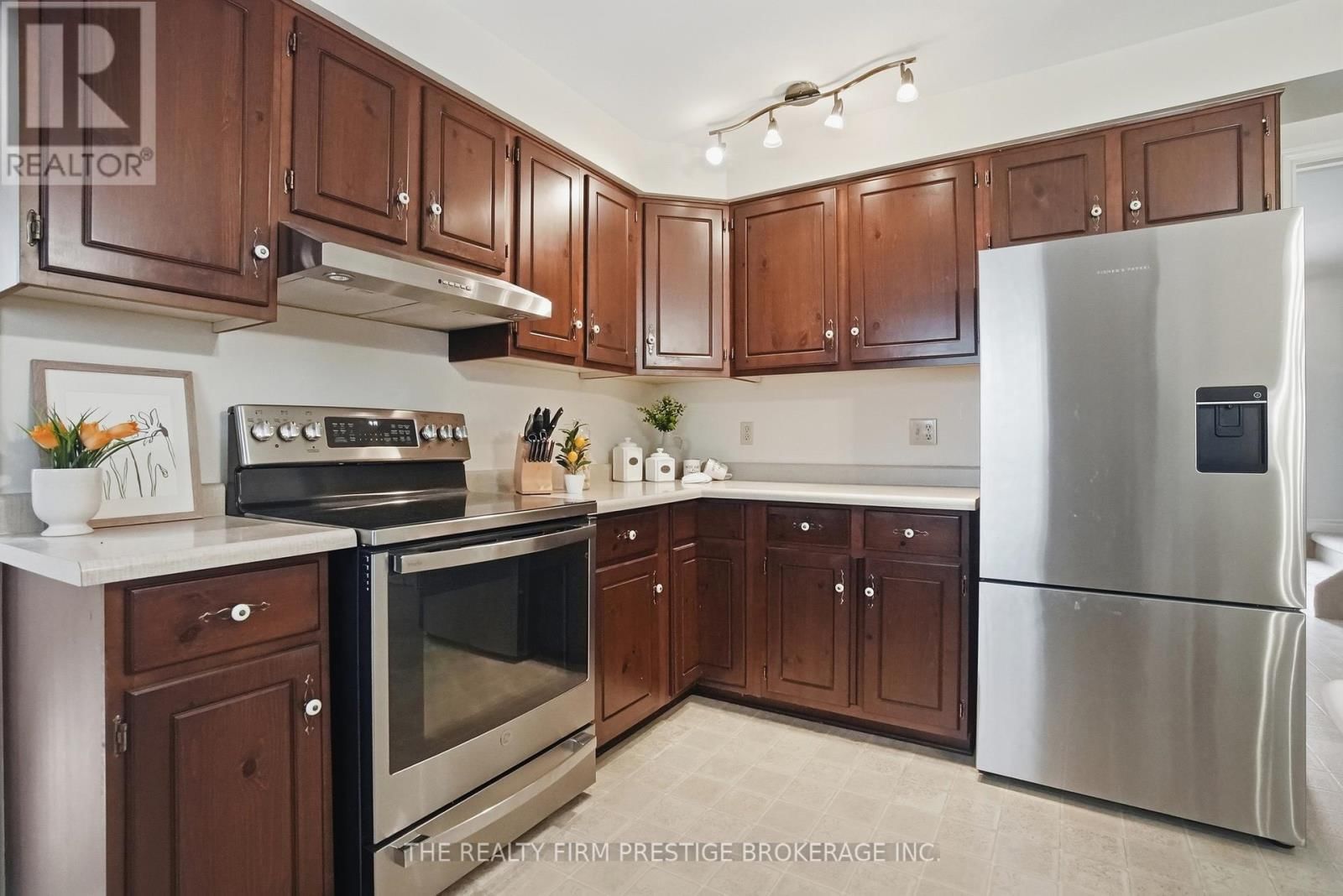 1050 MAHOGANY CRESCENT Image 14