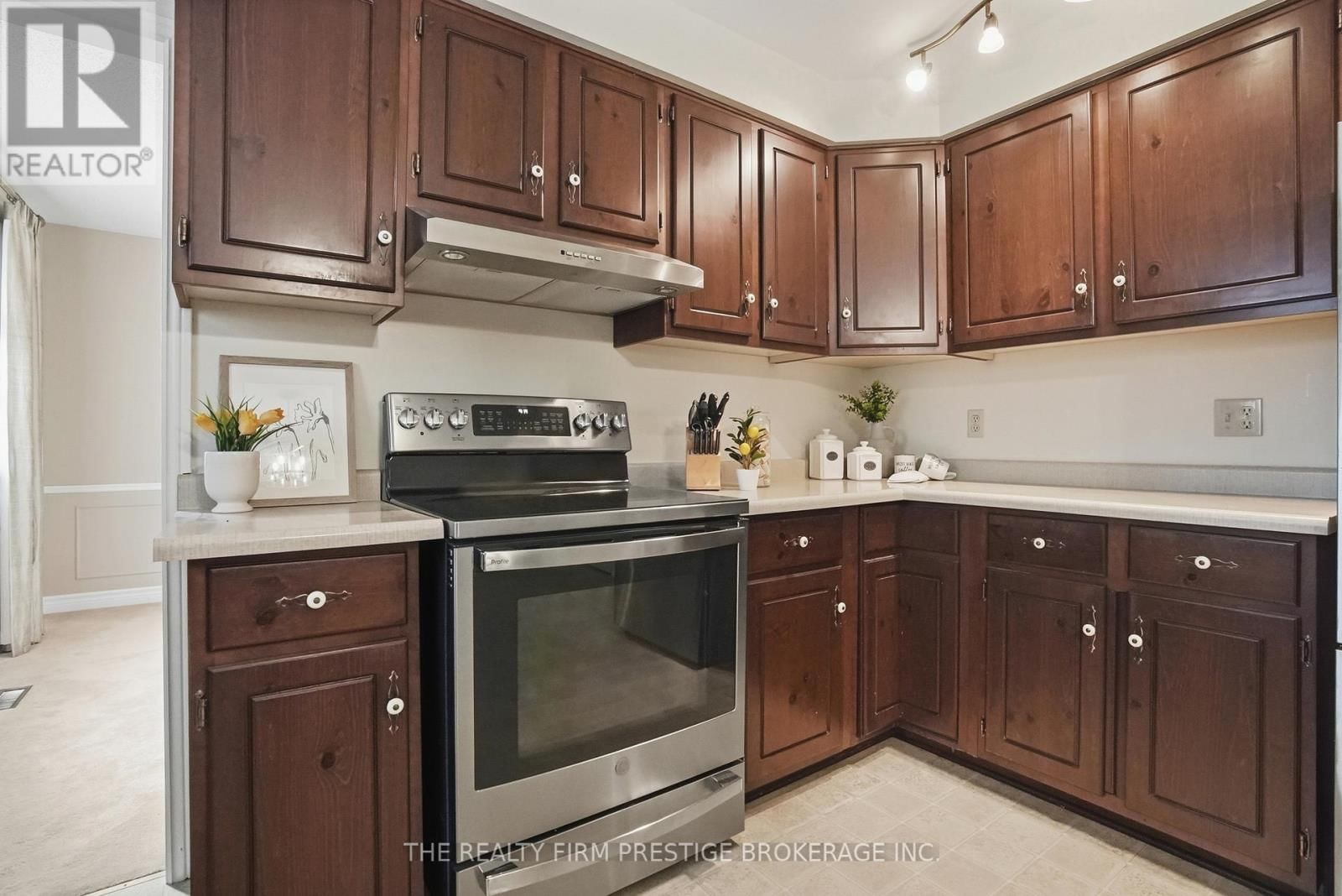 1050 MAHOGANY CRESCENT Image 15