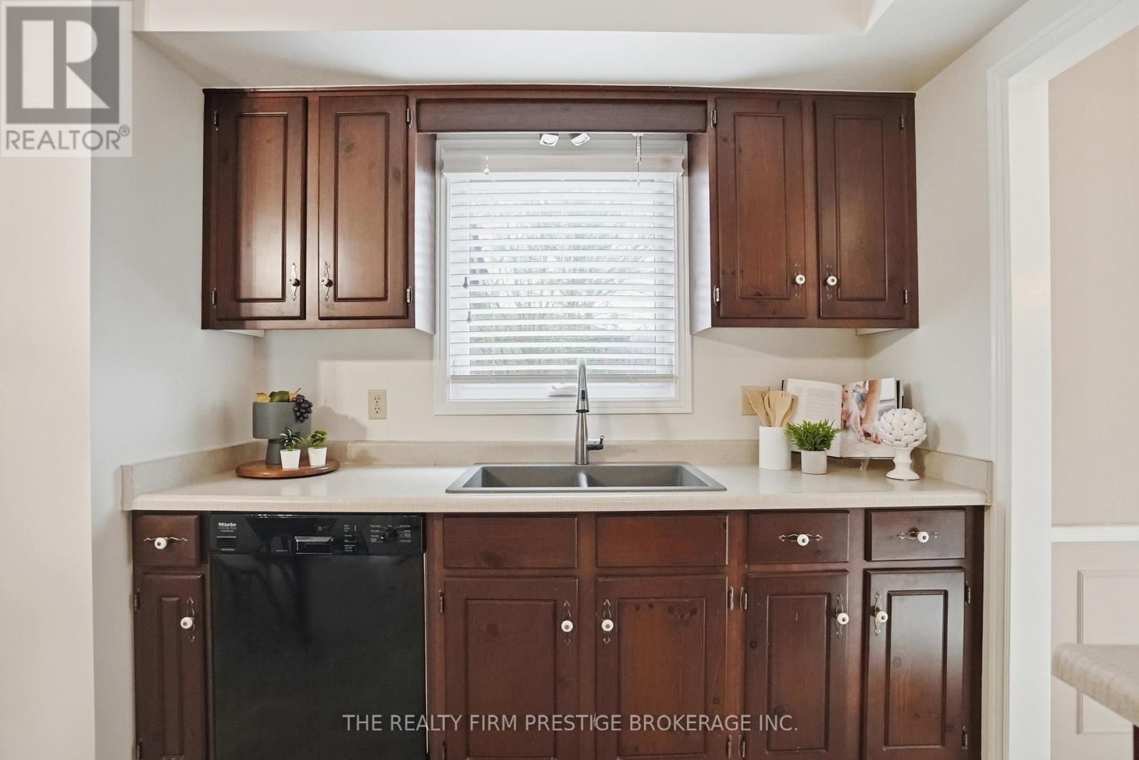 1050 MAHOGANY CRESCENT Image 16