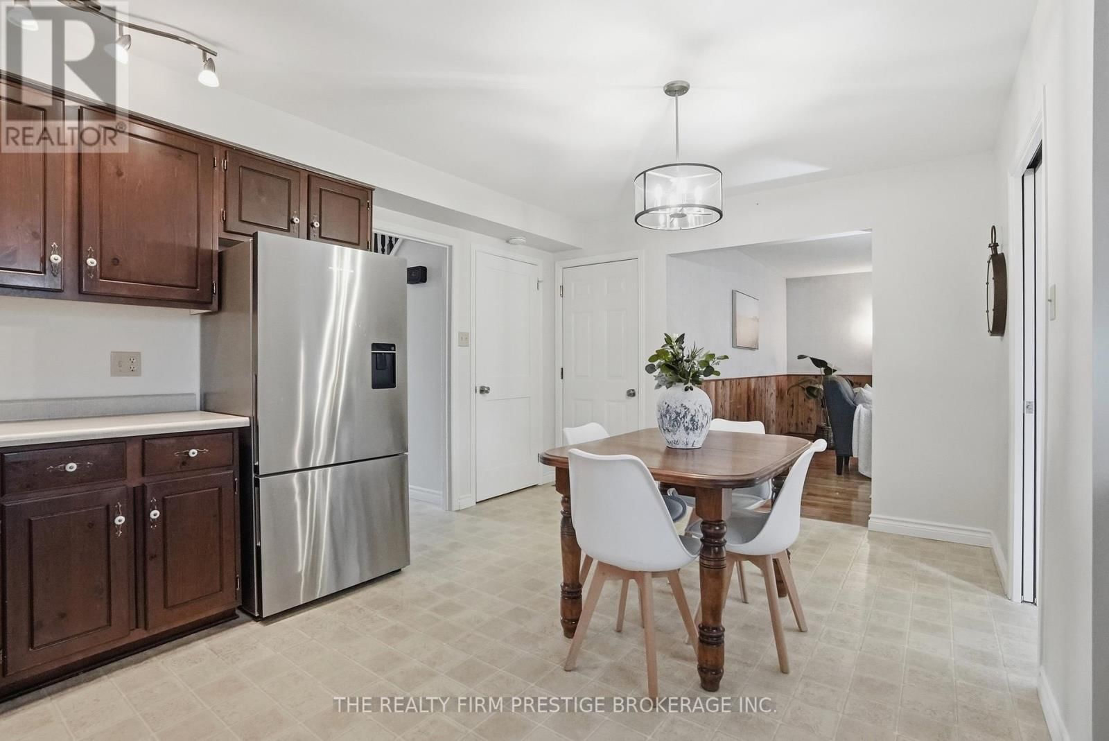 1050 MAHOGANY CRESCENT Image 17