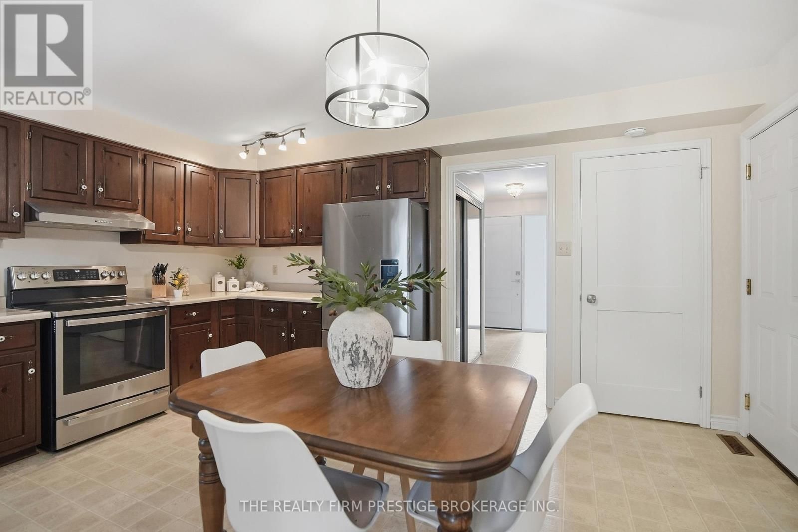 1050 MAHOGANY CRESCENT Image 19