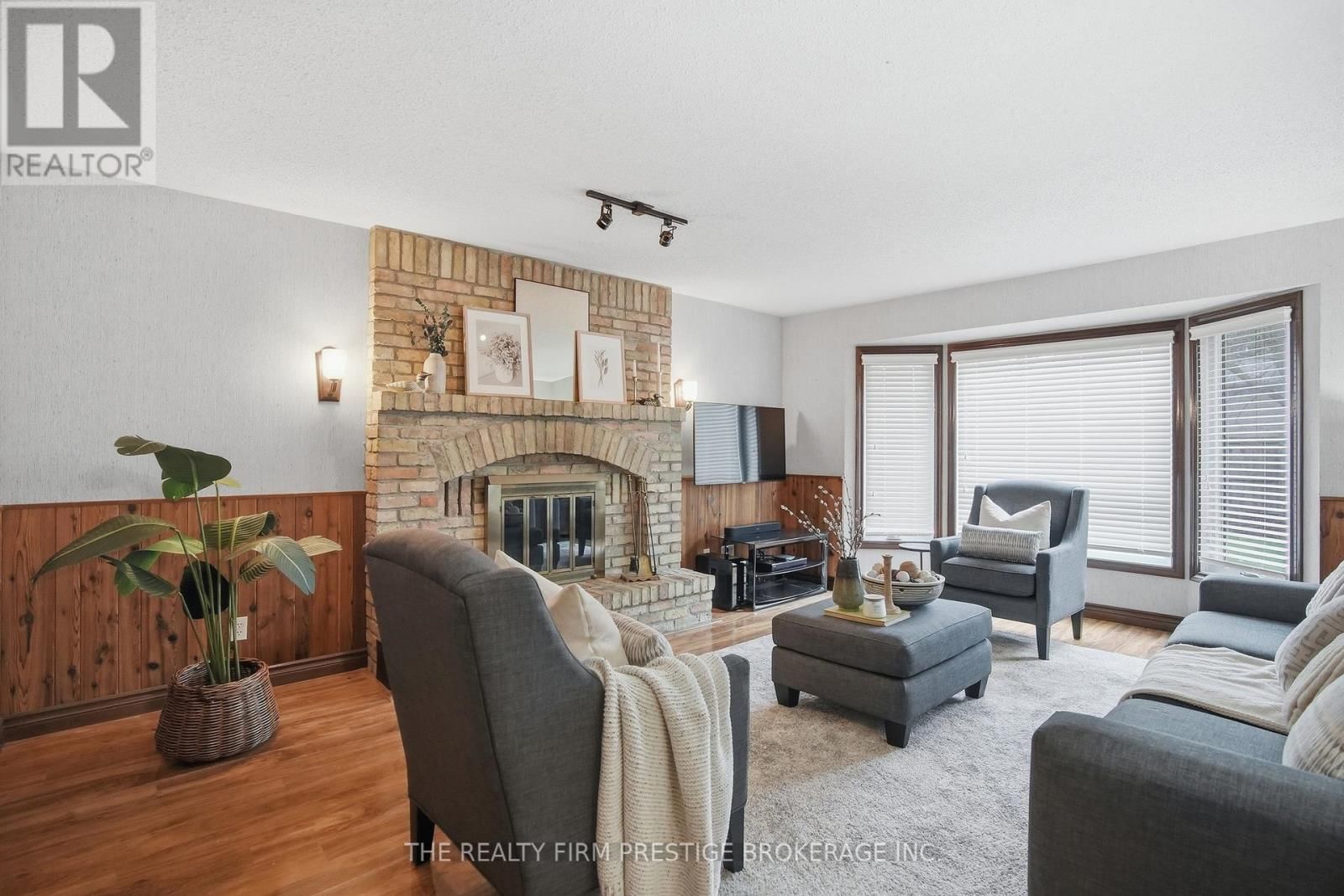 1050 MAHOGANY CRESCENT Image 20