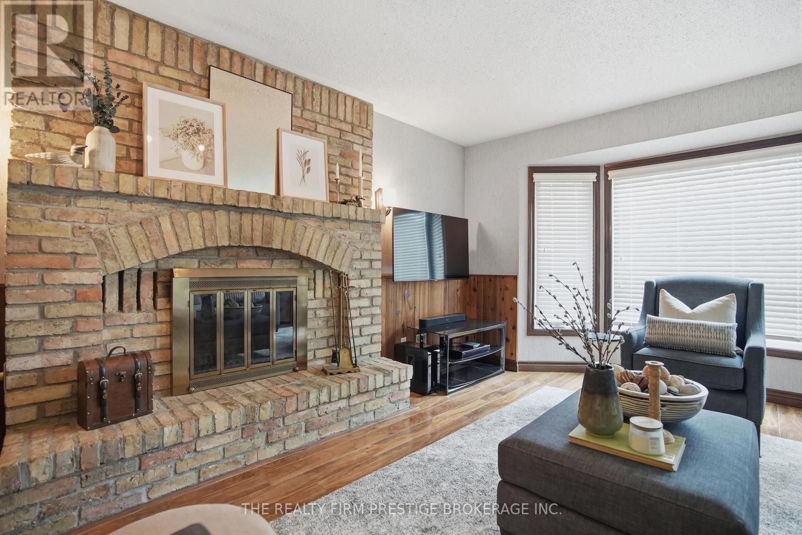 1050 MAHOGANY CRESCENT Image 22